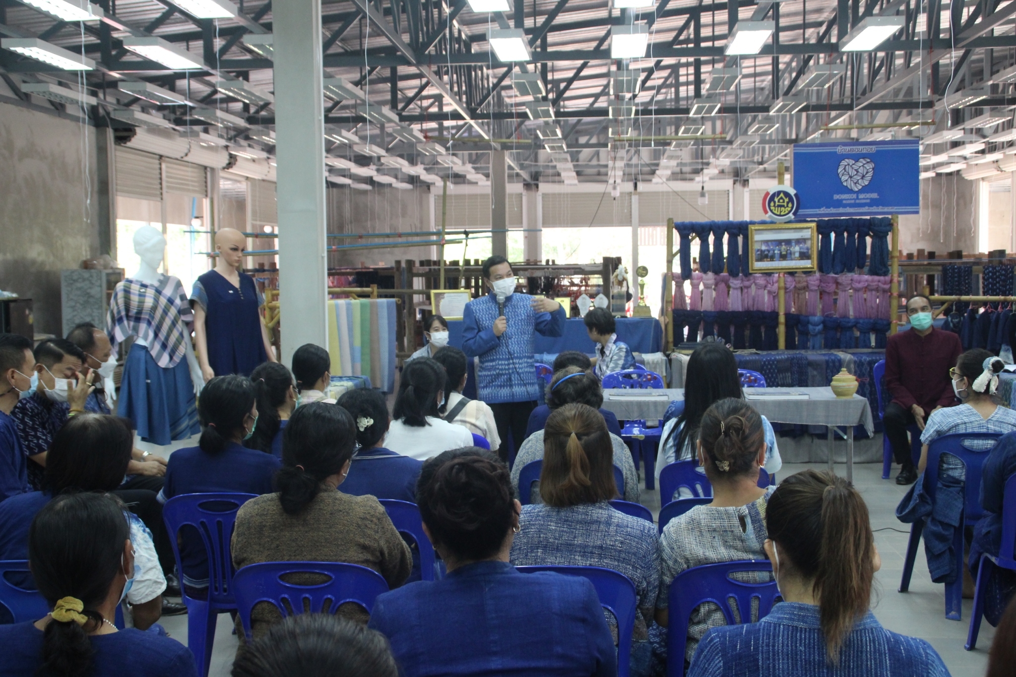 อธิบดีกรมการพัฒนาชุมชน : ตรวจเยี่ยมศูนย์เรียนรู้ผ้าย้อมคราม “วิชชาลัยดอนกอย วิถีแห่งการพัฒนาที่ยั่งยืน” พร้อมนำผู้เชี่ยวชาญด้านผ้าไทยขับเคลื่อนงาน “ดอนกอยโมเดล” ระยะที่ 3