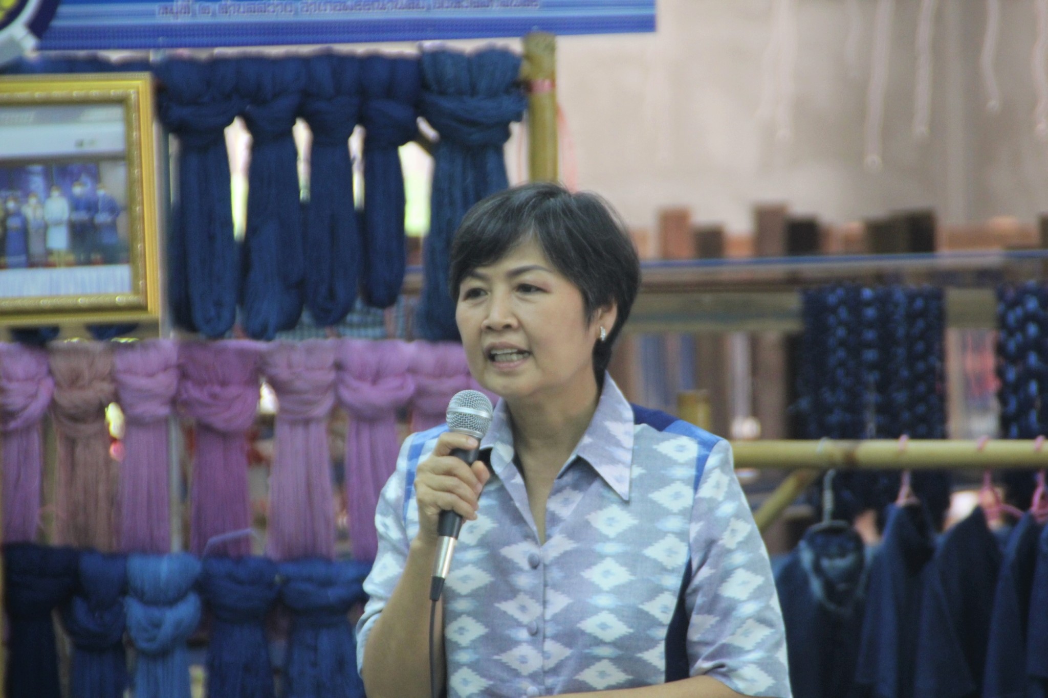 อธิบดีกรมการพัฒนาชุมชน : ตรวจเยี่ยมศูนย์เรียนรู้ผ้าย้อมคราม “วิชชาลัยดอนกอย วิถีแห่งการพัฒนาที่ยั่งยืน” พร้อมนำผู้เชี่ยวชาญด้านผ้าไทยขับเคลื่อนงาน “ดอนกอยโมเดล” ระยะที่ 3