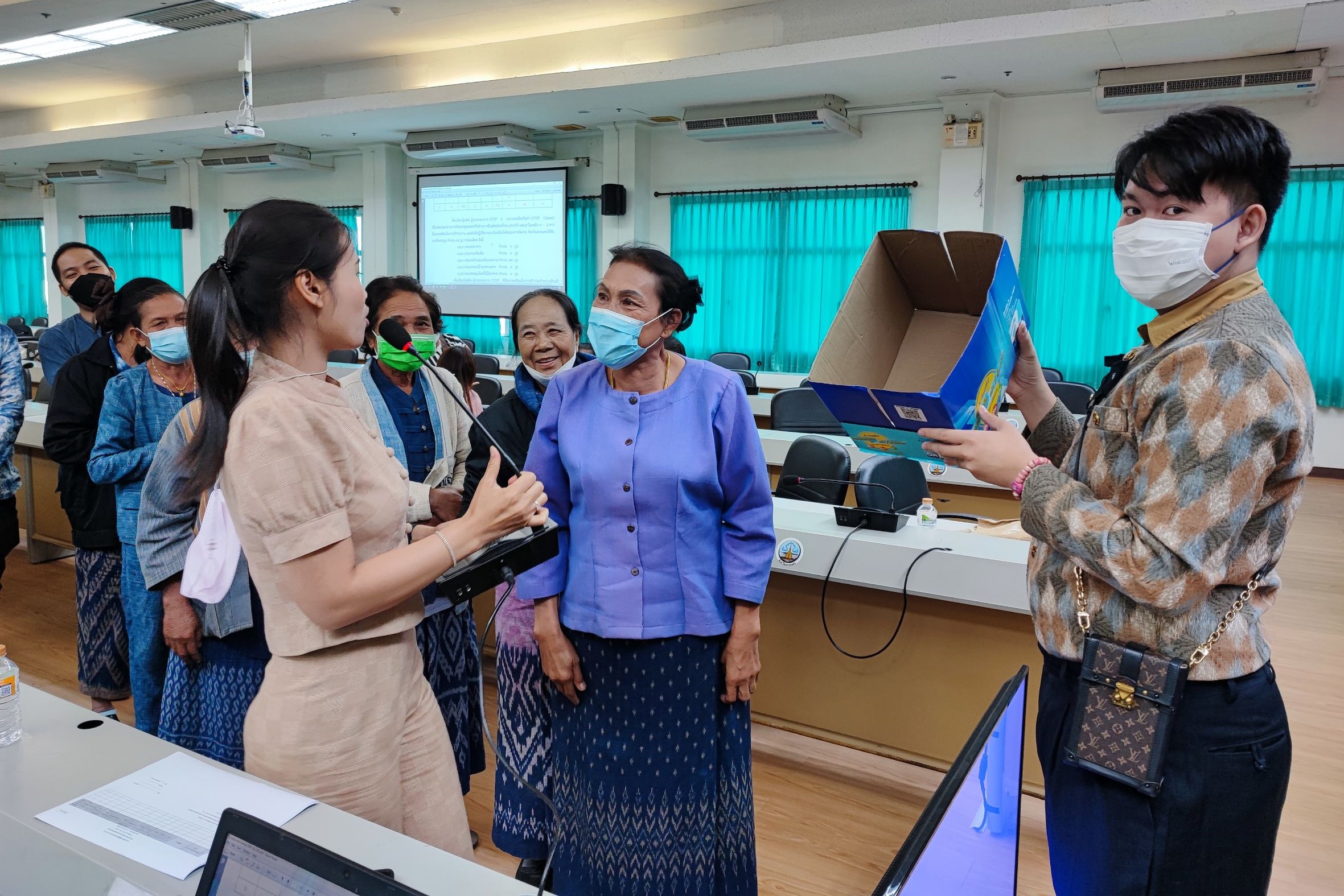 พช.สกลนคร : จัดประชุมผู้ผลิต ผู้ประกอบการ OTOP จังหวัดสกลนคร เพื่อเตรียมความพร้อมในการเข้าร่วมงาน OTOP City 2022