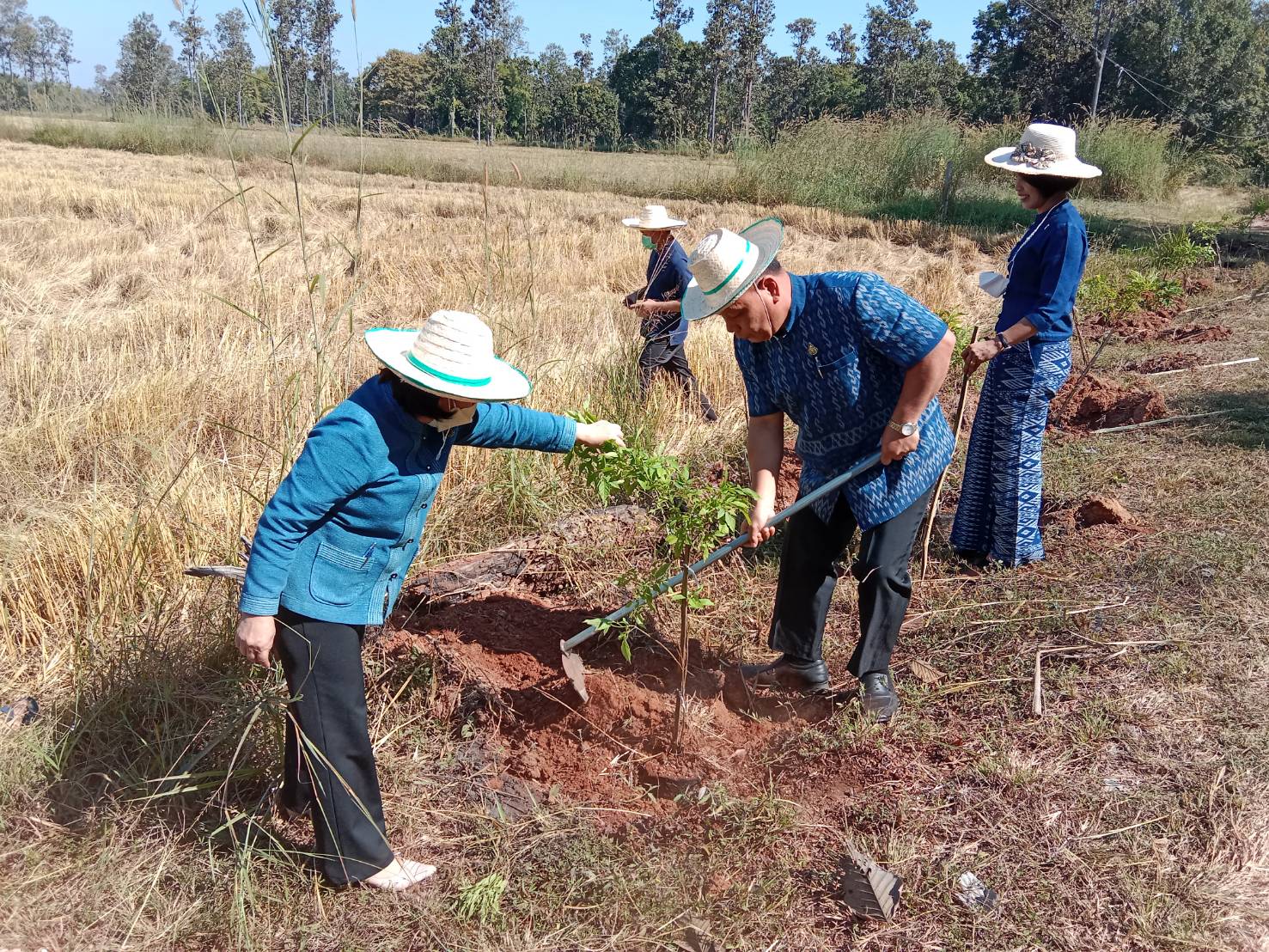 ผู้ว่าราชการจังหวัดสกลนคร : บูรณาการทุกภาคส่วนในพื้นที่จังหวัดสกลนคร ปรับปรุงภูมิทัศน์บ้านดอนกอยและศูนย์เรียนรู้ผ้าย้อมคราม”วิชชาลัยดอนกอย วิถีแห่งการพัฒนาที่ ยังยืน”