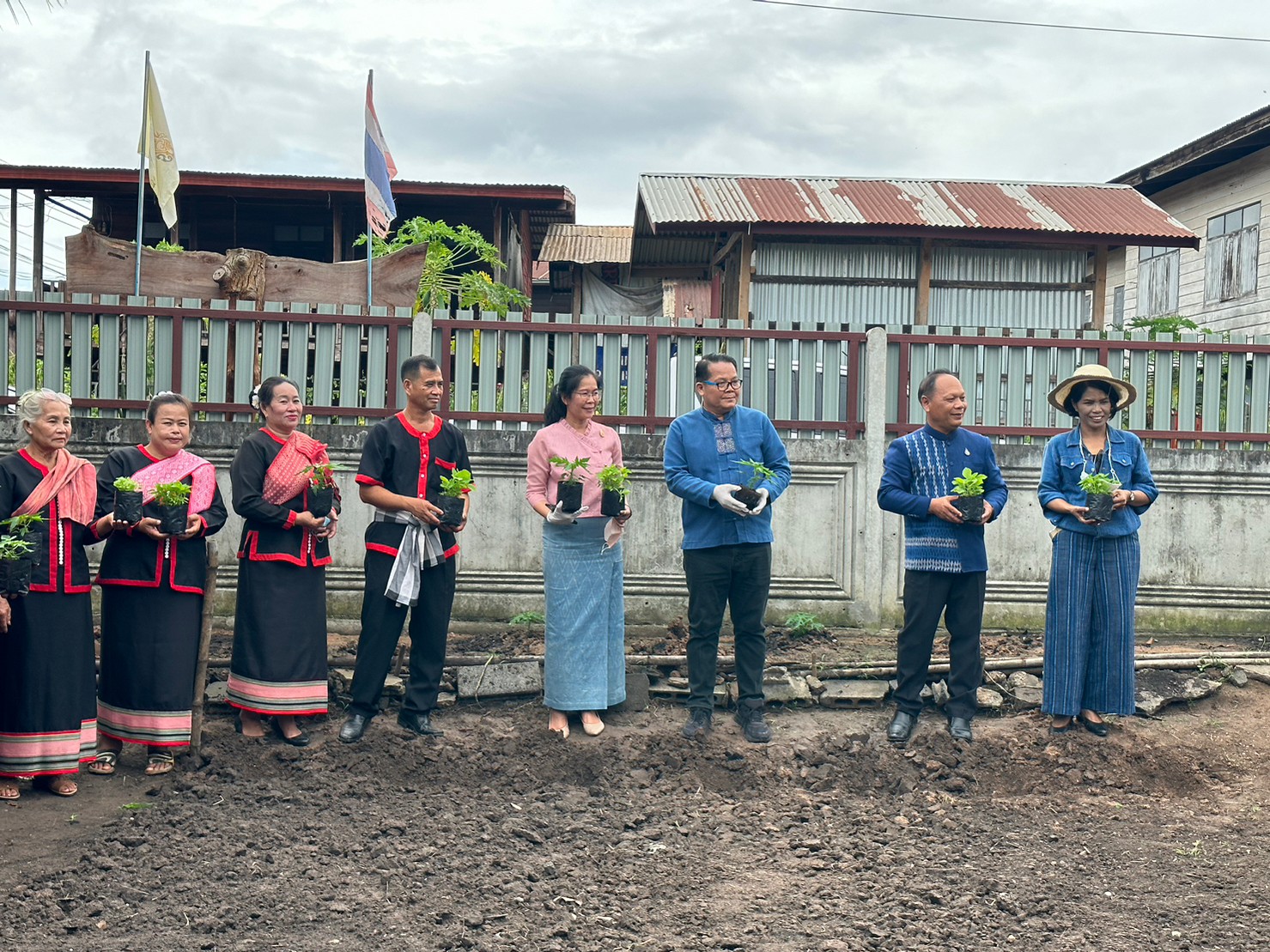 จังหวัดสกลนคร : รณรงค์ให้ประชาชนทุกครัวเรือนปลูกผักสวนครัวเพื่อสร้างความมั่นคงทางอาหารอย่างต่อเนื่อง “สร้างรายได้หลักล้านสู่ชุมชน”
