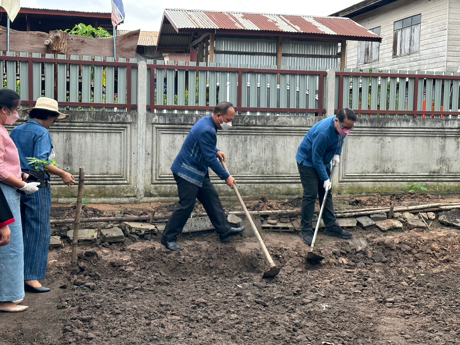 จังหวัดสกลนคร : รณรงค์ให้ประชาชนทุกครัวเรือนปลูกผักสวนครัวเพื่อสร้างความมั่นคงทางอาหารอย่างต่อเนื่อง “สร้างรายได้หลักล้านสู่ชุมชน”