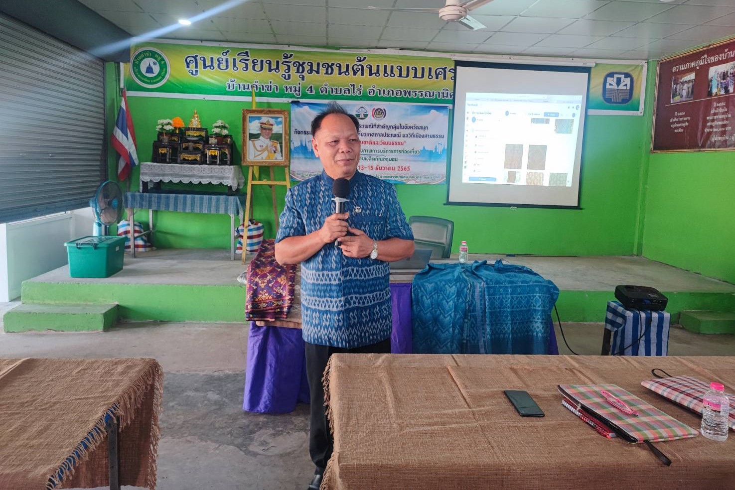 จังหวัดสกลนคร : นำผู้เข้าอบรบเพิ่มศักยภาพการบริการท่องเที่ยว และยกระดับผลิตภัณฑ์ชุมชน ปี 2566 ศึกษาดูงานการย้อมสีธรรมชาติที่ทันสมัยและเป็นสากล ณ ศูนย์เรียนรู้ผ้าย้อมครามบ้านดอนกอย “วิชชาลัยดอนกอย วิถีแห่งการพัฒนาที่ยั่งยืน” ตามโครงการส่งเสริมการท่องเที่ยวเทศกาลประเพณี ยลวิถีเมืองสามธรรม”ธรรมะ ธรรมชาติและวัฒนธรรม”