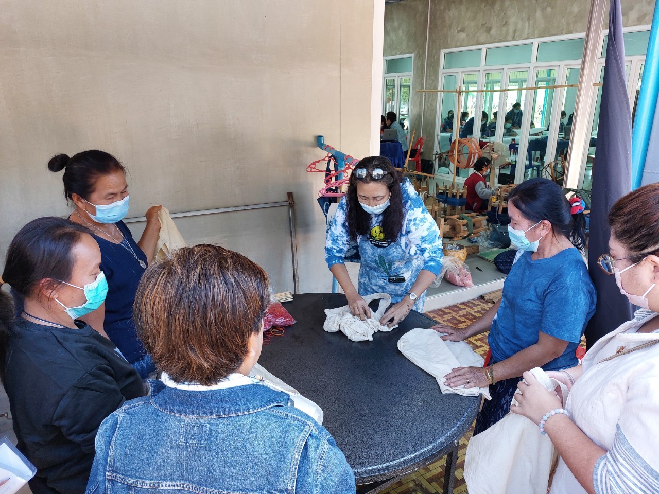 กรมการพัฒนาชุมชน กระทรวงมหาดไทย : ดำเนินงานโครงการพัฒนารูปแบบผลิตภัณฑ์ผ้าบ้านดอนกอย “ดอนกอยโมเดล” สู่ตลาดสากล