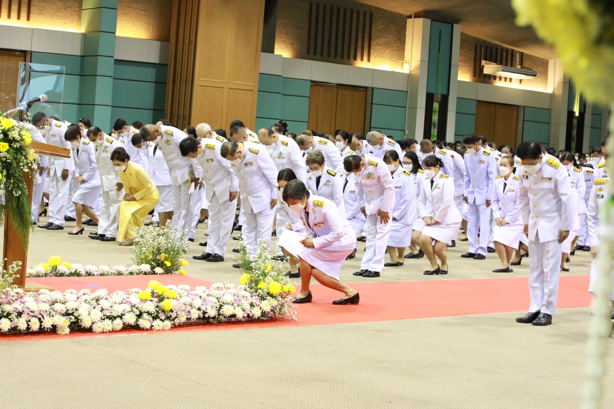 จังหวัดสกลนคร : จัดพิธีวางพานพุ่มดอกไม้และถวายบังคม เนื่องในวันพ่อแห่งชาติ