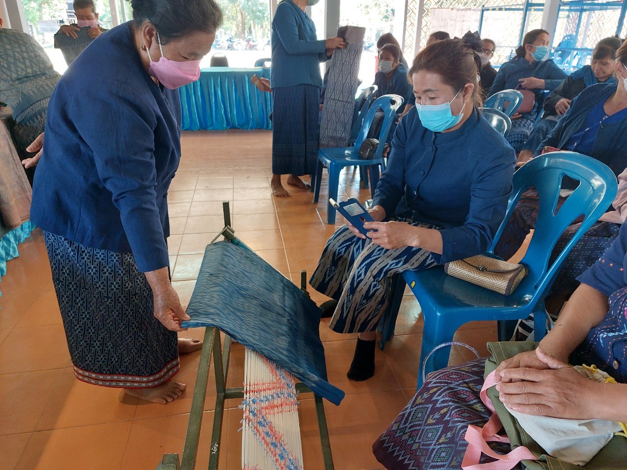 กรมการพัฒนาชุมชน กระทรวงมหาดไทย : ดำเนินงานโครงการสืบสานภูมิปัญญา การทอผ้าและถอดองค์ความรู้สำคัญเกี่ยวกับการพัฒนาผ้าไหมไทย ในเขตพื้นที่จังหวัดสกลนคร