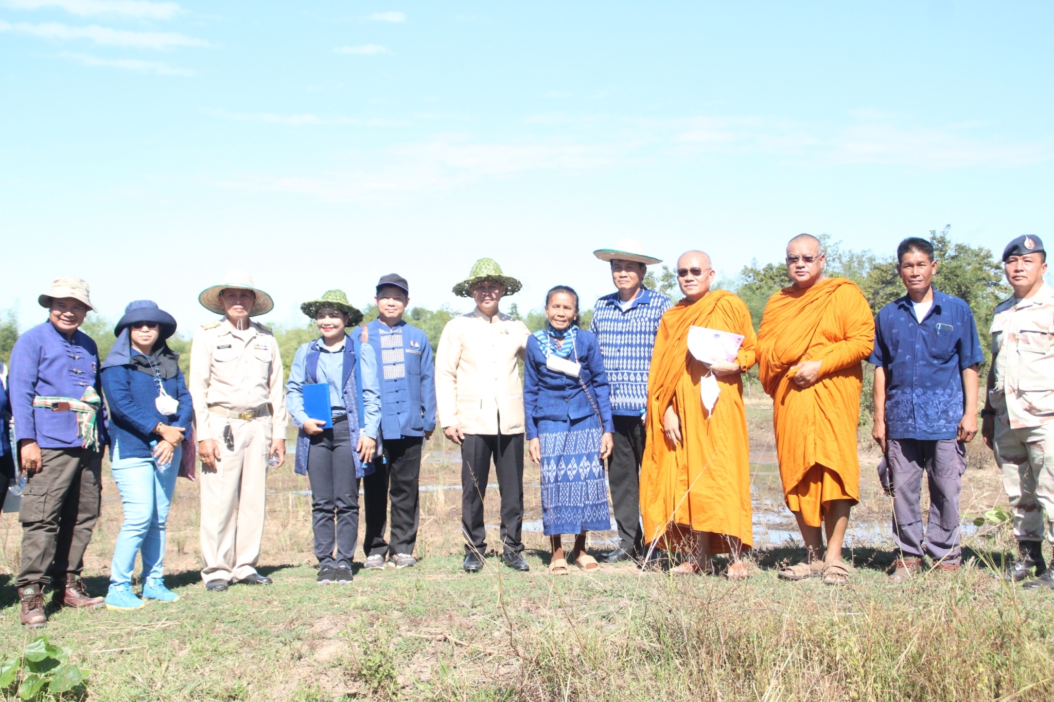 รองอธิบดีกรมการพัฒนาชุมชน กระทรวงมหาดไทย :  ติดตามการดำเนินงานศูนย์เรียนรู้ทฤษฎีใหม่รูปแบบ “โคก หนอง นา  พัฒนาชุมชน“ ในเขตพื้นที่ จังหวัดสกลนคร  เพื่อเตรียมความพร้อมใช้เป็นสถานที่ปฎิบัติธรรมและเผยแพร่พระพุทธศาสนาแก่พุทธศาสนิกชน  พร้อมใช้เป็นสถานที่อบรมอาชีพแก่ครัวเรือนผู้ด้อยโอกาส