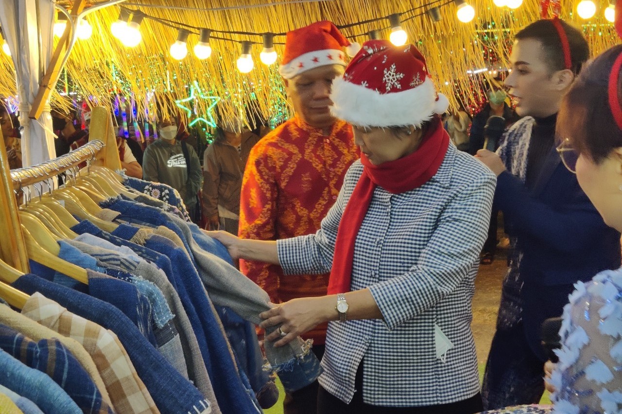 จังหวัดสกลนคร : ดำเนินงานโครงการส่งเสริมงานประเพณีฮีต 12 คอง 14 จังหวัดสกลนคร โดยสาธิตและจำหน่ายสินค้าจากชุมชนคุณธรรมและการแสดงศิลปวัฒนธรรม ในงานประเพณีแห่ดาวคริสมาสต์ ประจำปี 2565