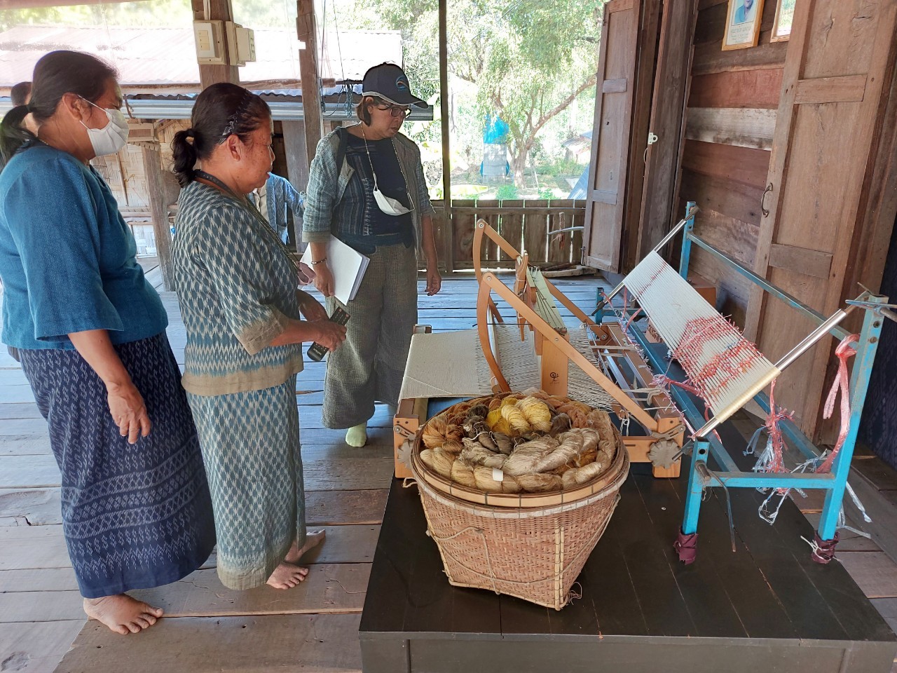 กรมการพัฒนาชุมชน กระทรวงมหาดไทย : ดำเนินงานโครงการสืบสานภูมิปัญญา การทอผ้าและถอดองค์ความรู้สำคัญเกี่ยวกับการพัฒนาผ้าไหมไทย ในเขตพื้นที่จังหวัดสกลนคร