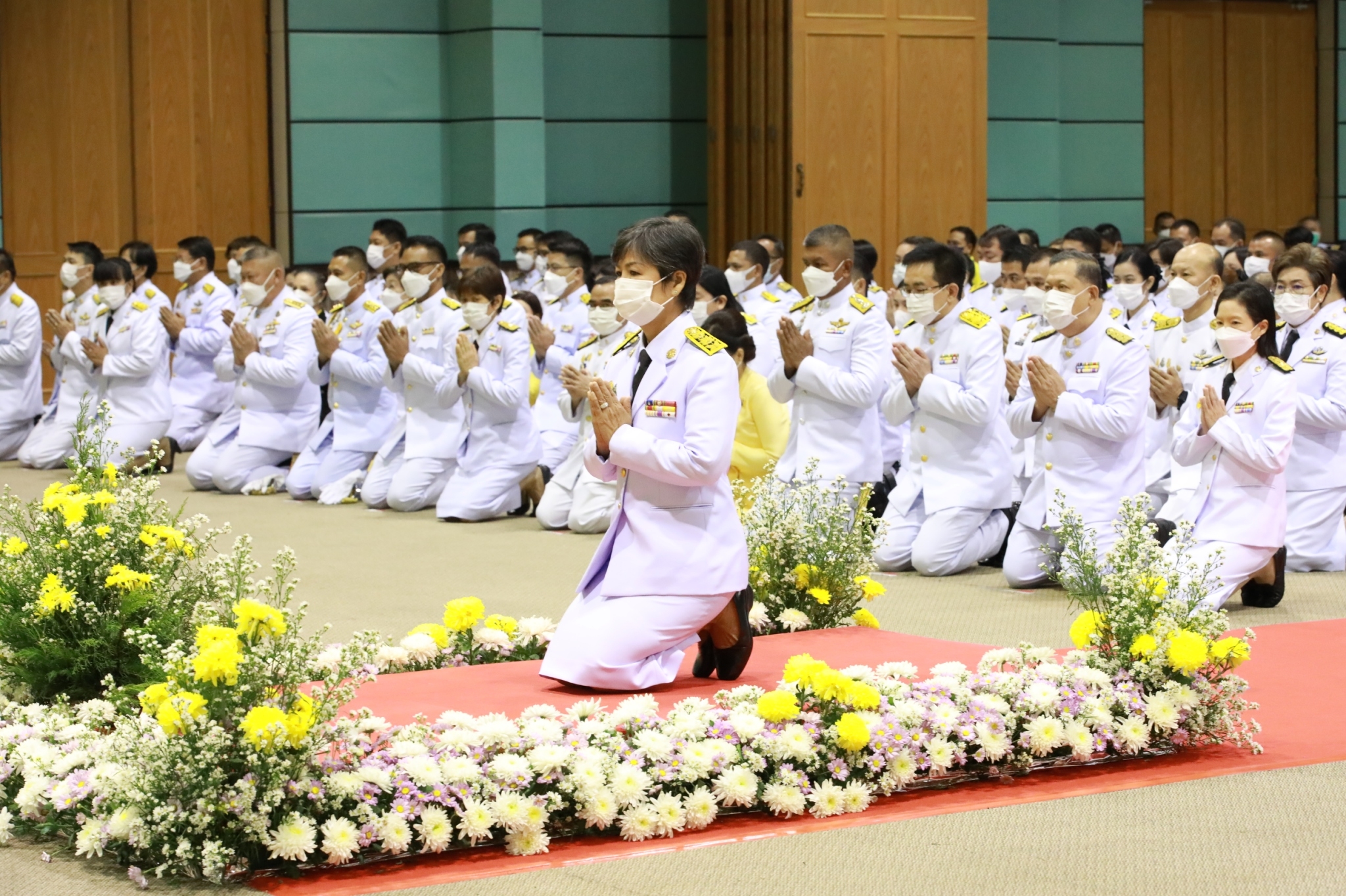 จังหวัดสกลนคร : จัดพิธีวางพานพุ่มดอกไม้และถวายบังคม เนื่องในวันพ่อแห่งชาติ