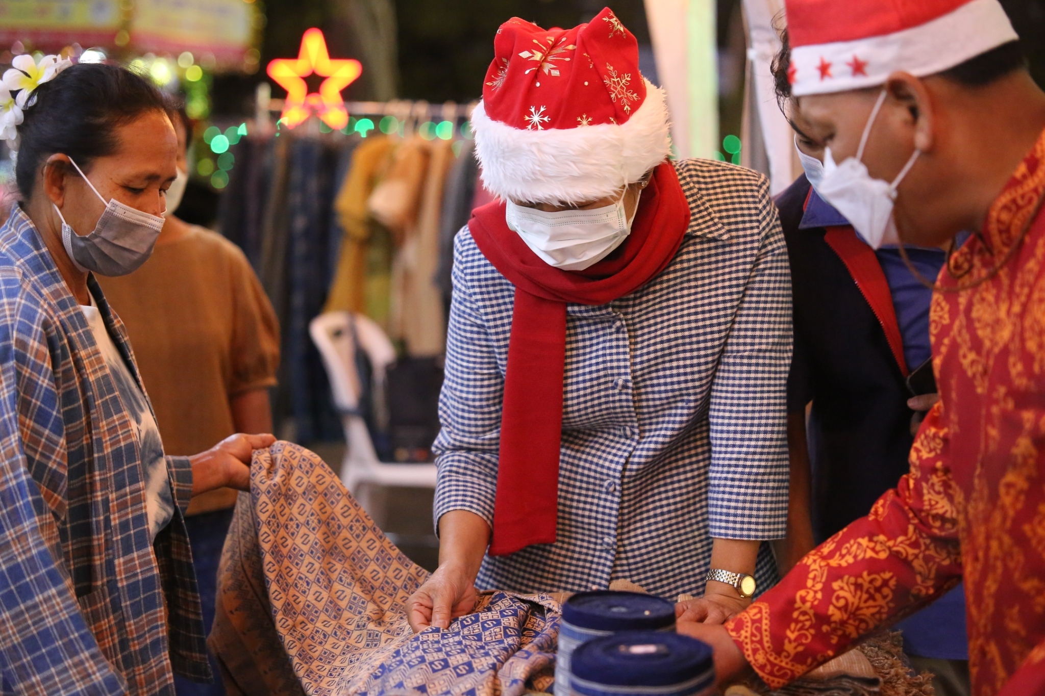 จังหวัดสกลนคร : ดำเนินงานโครงการส่งเสริมงานประเพณีฮีต 12 คอง 14 จังหวัดสกลนคร โดยสาธิตและจำหน่ายสินค้าจากชุมชนคุณธรรมและการแสดงศิลปวัฒนธรรม ในงานประเพณีแห่ดาวคริสมาสต์ ประจำปี 2565