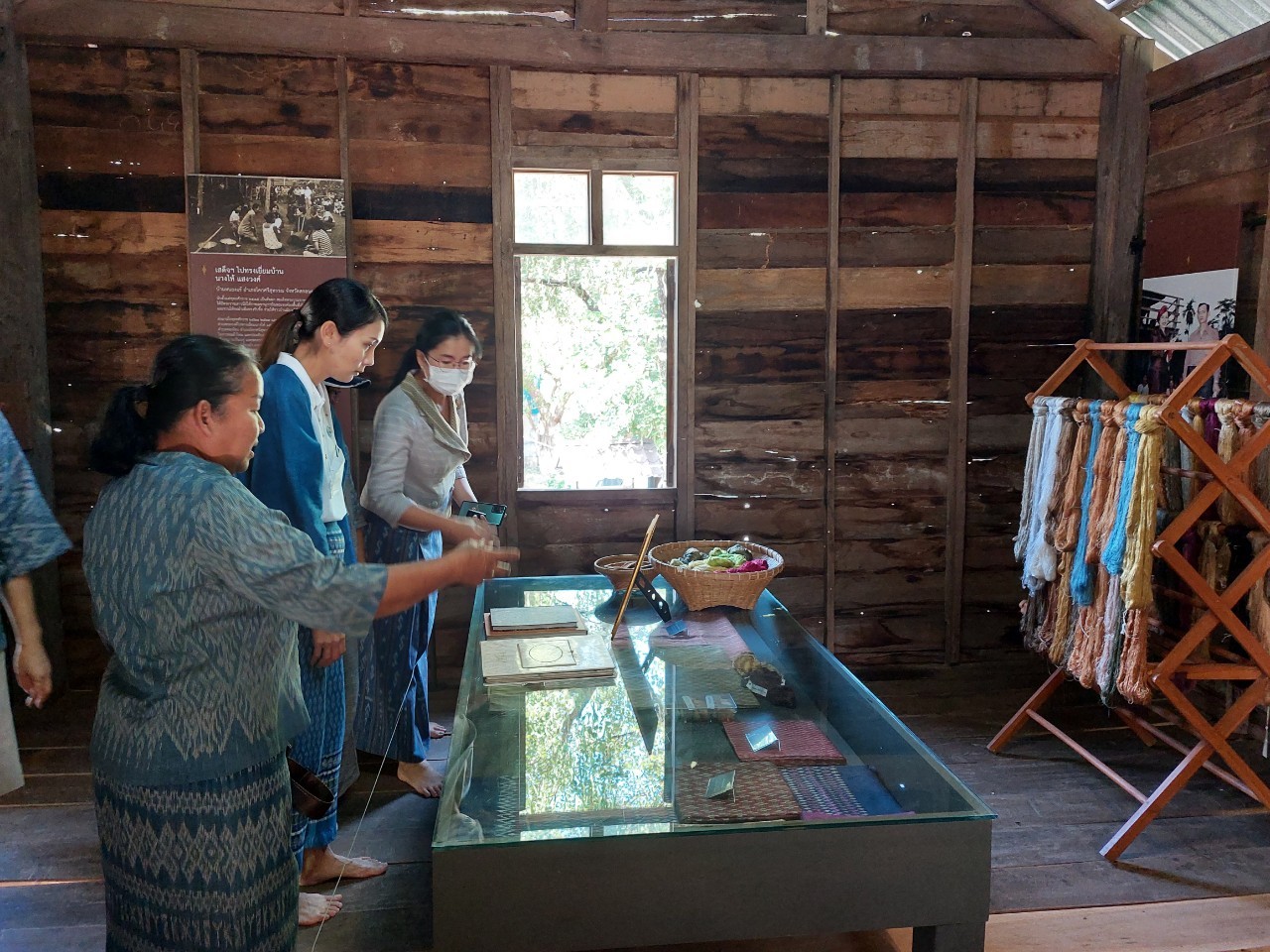 กรมการพัฒนาชุมชน กระทรวงมหาดไทย : ดำเนินงานโครงการสืบสานภูมิปัญญา การทอผ้าและถอดองค์ความรู้สำคัญเกี่ยวกับการพัฒนาผ้าไหมไทย ในเขตพื้นที่จังหวัดสกลนคร