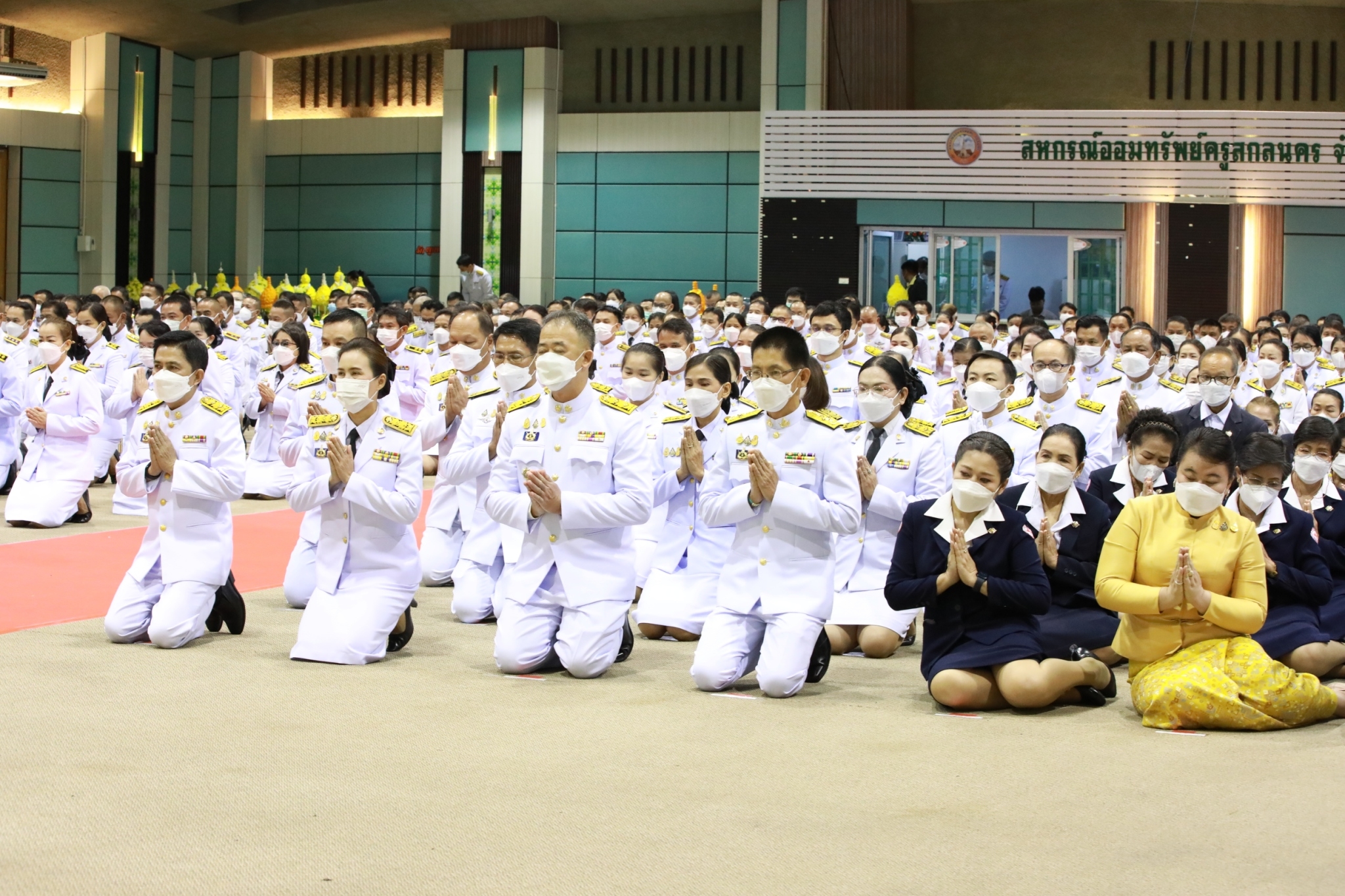 จังหวัดสกลนคร : จัดพิธีวางพานพุ่มดอกไม้และถวายบังคม เนื่องในวันพ่อแห่งชาติ