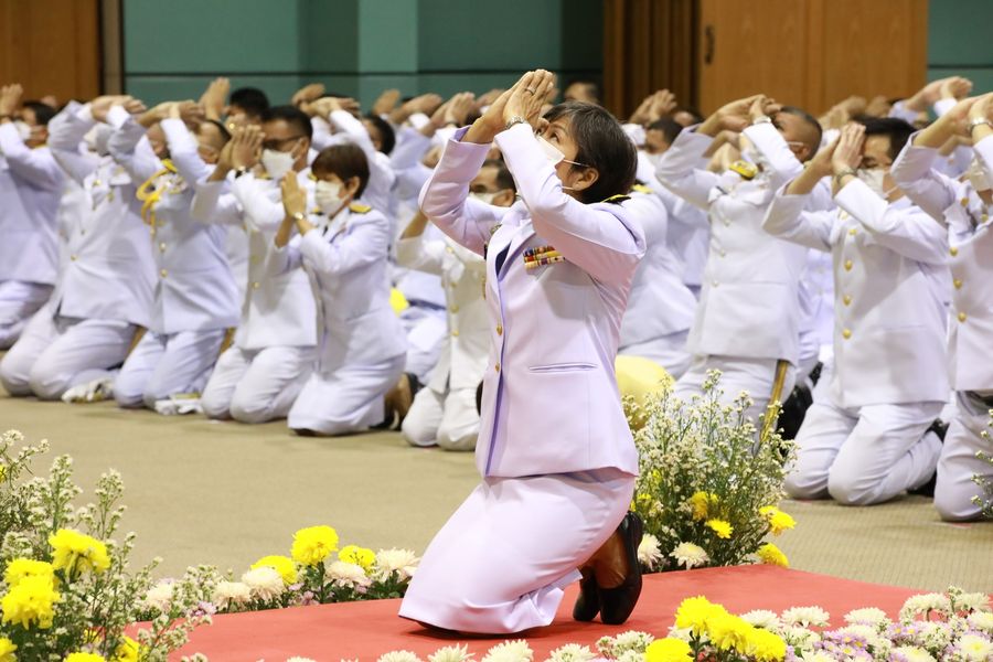 จังหวัดสกลนคร : จัดพิธีวางพานพุ่มดอกไม้และถวายบังคม เนื่องในวันพ่อแห่งชาติ