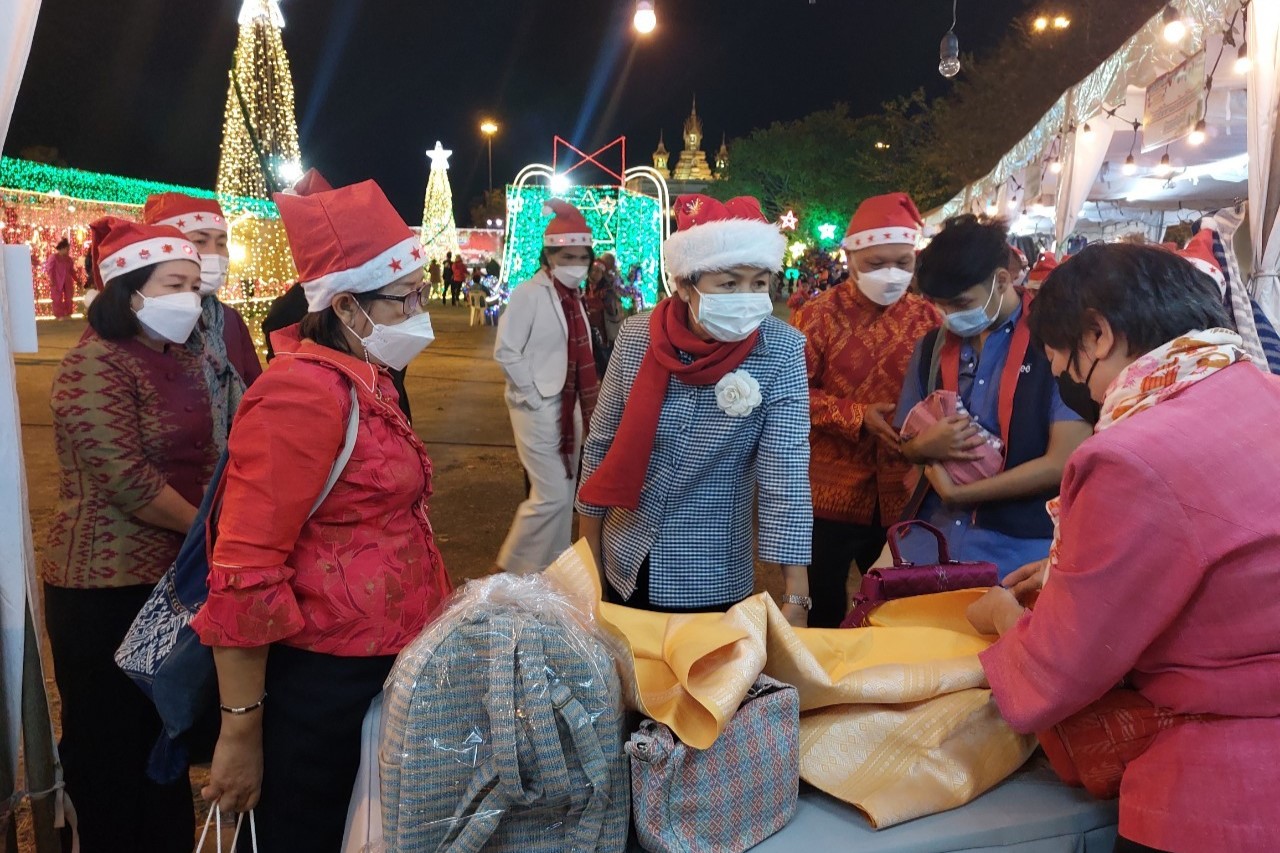 จังหวัดสกลนคร : ดำเนินงานโครงการส่งเสริมงานประเพณีฮีต 12 คอง 14 จังหวัดสกลนคร โดยสาธิตและจำหน่ายสินค้าจากชุมชนคุณธรรมและการแสดงศิลปวัฒนธรรม ในงานประเพณีแห่ดาวคริสมาสต์ ประจำปี 2565