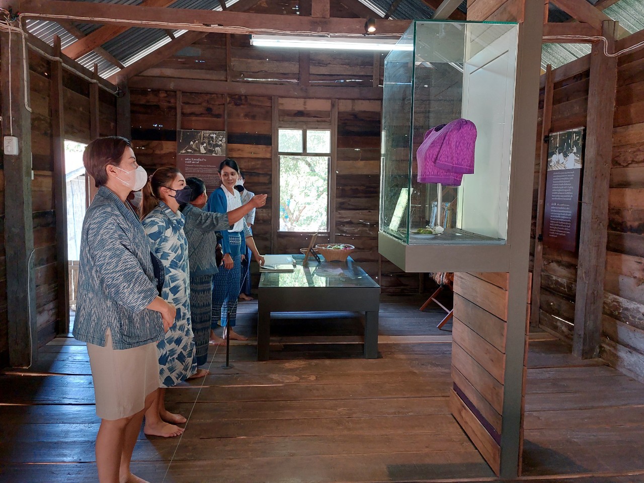 กรมการพัฒนาชุมชน กระทรวงมหาดไทย : ดำเนินงานโครงการสืบสานภูมิปัญญา การทอผ้าและถอดองค์ความรู้สำคัญเกี่ยวกับการพัฒนาผ้าไหมไทย ในเขตพื้นที่จังหวัดสกลนคร