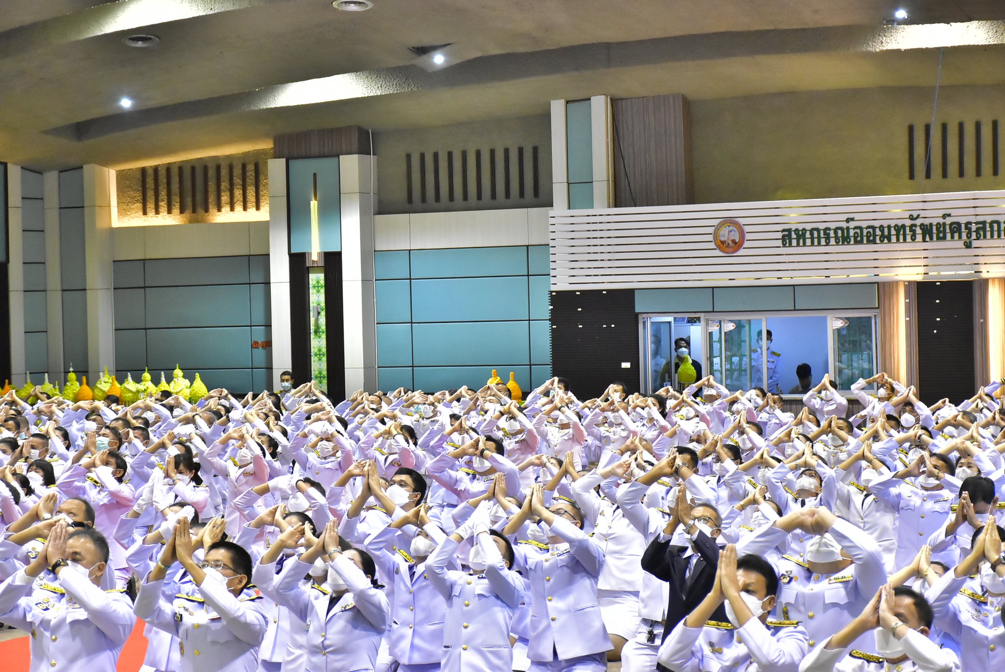 จังหวัดสกลนคร : จัดพิธีวางพานพุ่มดอกไม้และถวายบังคม เนื่องในวันพ่อแห่งชาติ