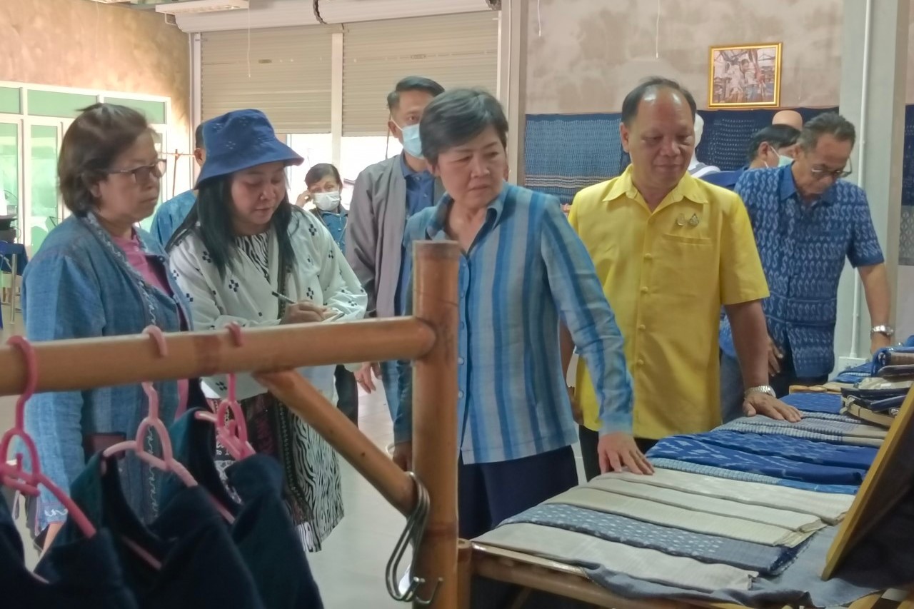 ผู้ว่าราชการจังหวัดสกลนคร : ติดตามความก้าวหน้าการพัฒนาศูนย์เรียนรู้ผ้าย้อมครามบ้านดอนกอย “วิชชาลัยดอนกอย วิถีแห่งการพัฒนาที่ยั่งยืน”