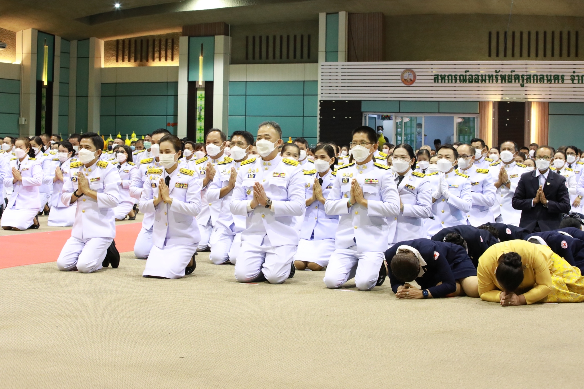 จังหวัดสกลนคร : จัดพิธีวางพานพุ่มดอกไม้และถวายบังคม เนื่องในวันพ่อแห่งชาติ