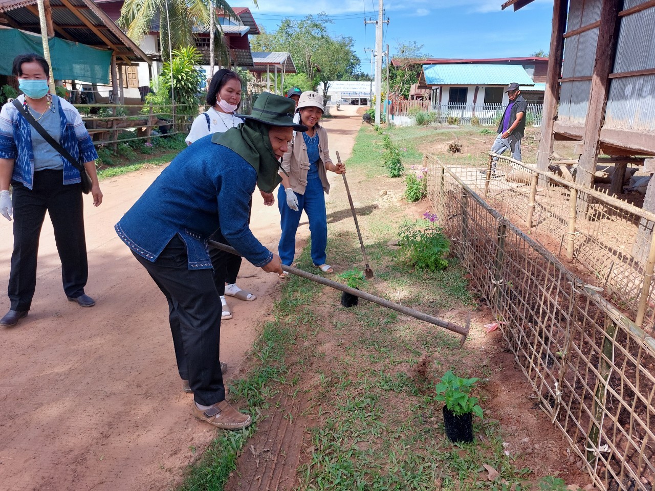 พช. สกลนครร่วมกับคณะกรรมการพัฒนาสตรีอำเภอพรรณานิคม ดำเนินงานโครงการ”สตรีอาสาพัฒนาเศรษฐกิจพอเพียง ปลูกพืช ปลูกผัก เพื่อสร้างความมั่นคงทางอาหาร ในเขตพื้นที่ตำบลสว่าง อำเภอพรรณานิคม จังหวัดสกลนคร