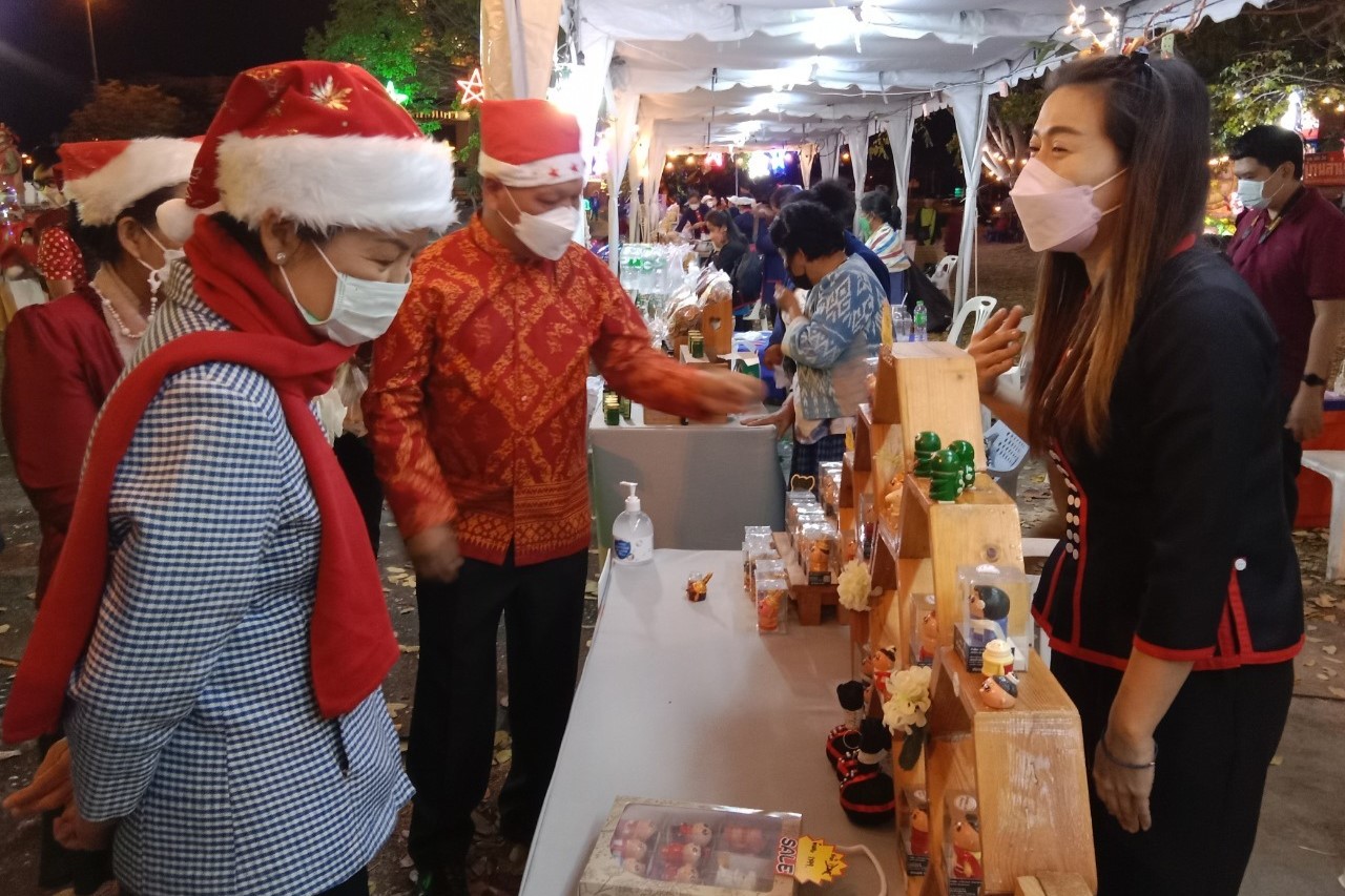 จังหวัดสกลนคร : ดำเนินงานโครงการส่งเสริมงานประเพณีฮีต 12 คอง 14 จังหวัดสกลนคร โดยสาธิตและจำหน่ายสินค้าจากชุมชนคุณธรรมและการแสดงศิลปวัฒนธรรม ในงานประเพณีแห่ดาวคริสมาสต์ ประจำปี 2565