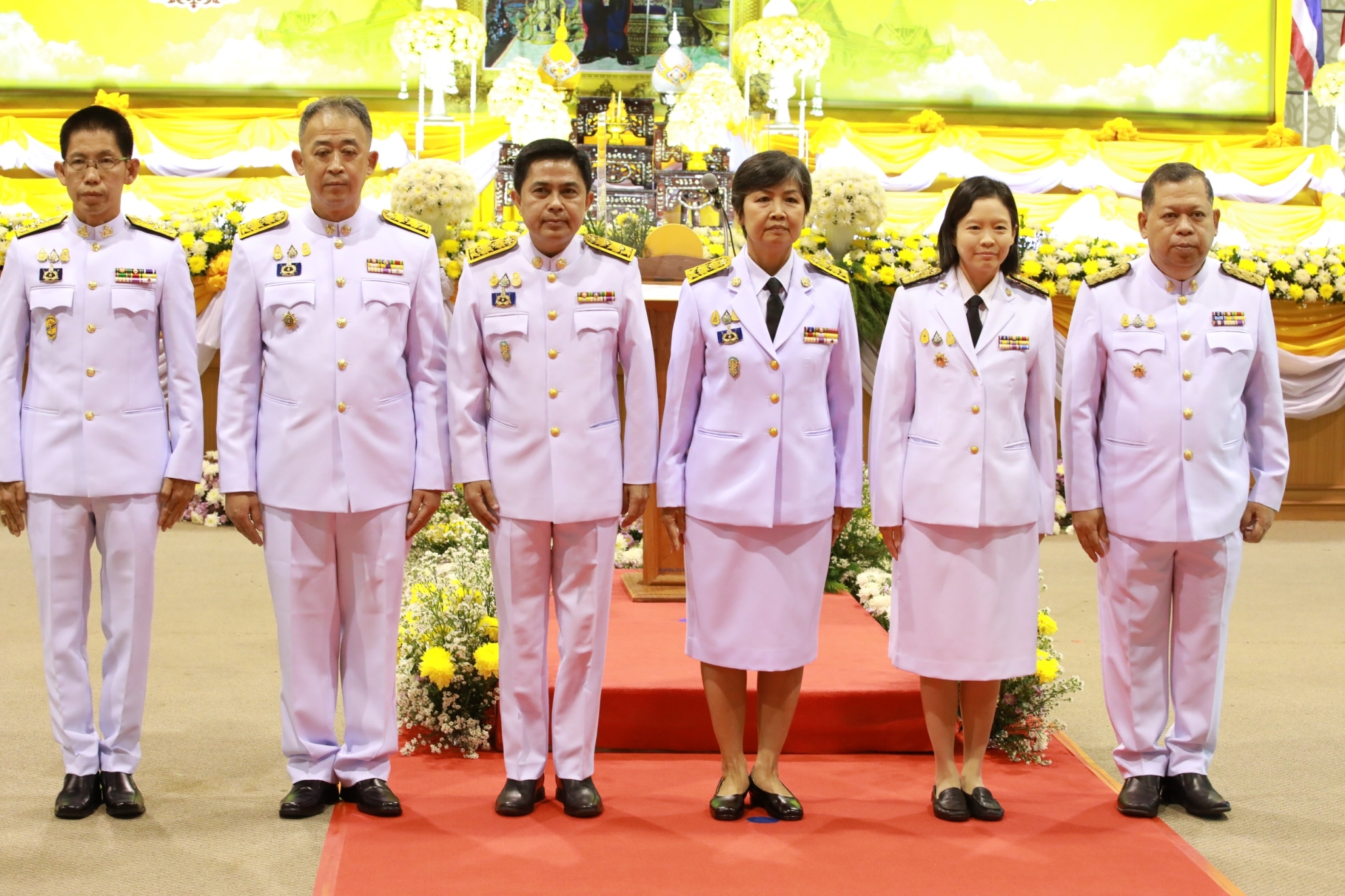 จังหวัดสกลนคร : จัดพิธีวางพานพุ่มดอกไม้และถวายบังคม เนื่องในวันพ่อแห่งชาติ