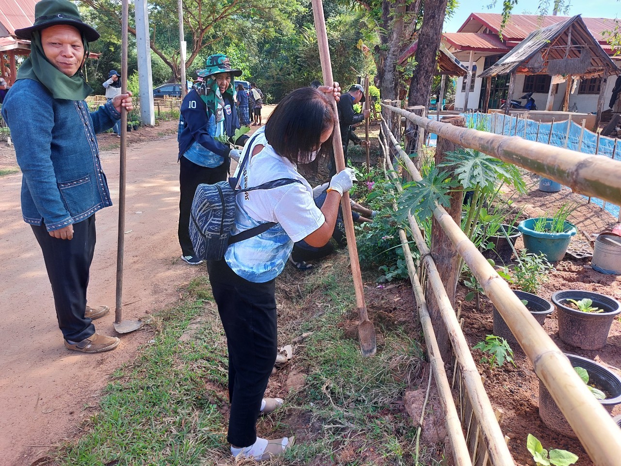 พช. สกลนครร่วมกับคณะกรรมการพัฒนาสตรีอำเภอพรรณานิคม ดำเนินงานโครงการ”สตรีอาสาพัฒนาเศรษฐกิจพอเพียง ปลูกพืช ปลูกผัก เพื่อสร้างความมั่นคงทางอาหาร ในเขตพื้นที่ตำบลสว่าง อำเภอพรรณานิคม จังหวัดสกลนคร