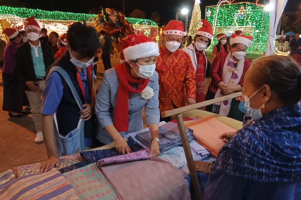 จังหวัดสกลนคร : ดำเนินงานโครงการส่งเสริมงานประเพณีฮีต 12 คอง 14 จังหวัดสกลนคร โดยสาธิตและจำหน่ายสินค้าจากชุมชนคุณธรรมและการแสดงศิลปวัฒนธรรม ในงานประเพณีแห่ดาวคริสมาสต์ ประจำปี 2565