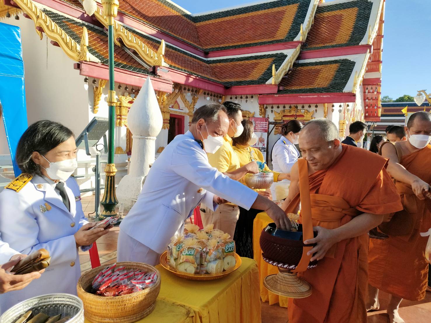 จังหวัดสกลนคร : จัดพิธีวางพานพุ่มดอกไม้และถวายบังคม เนื่องในวันพ่อแห่งชาติ