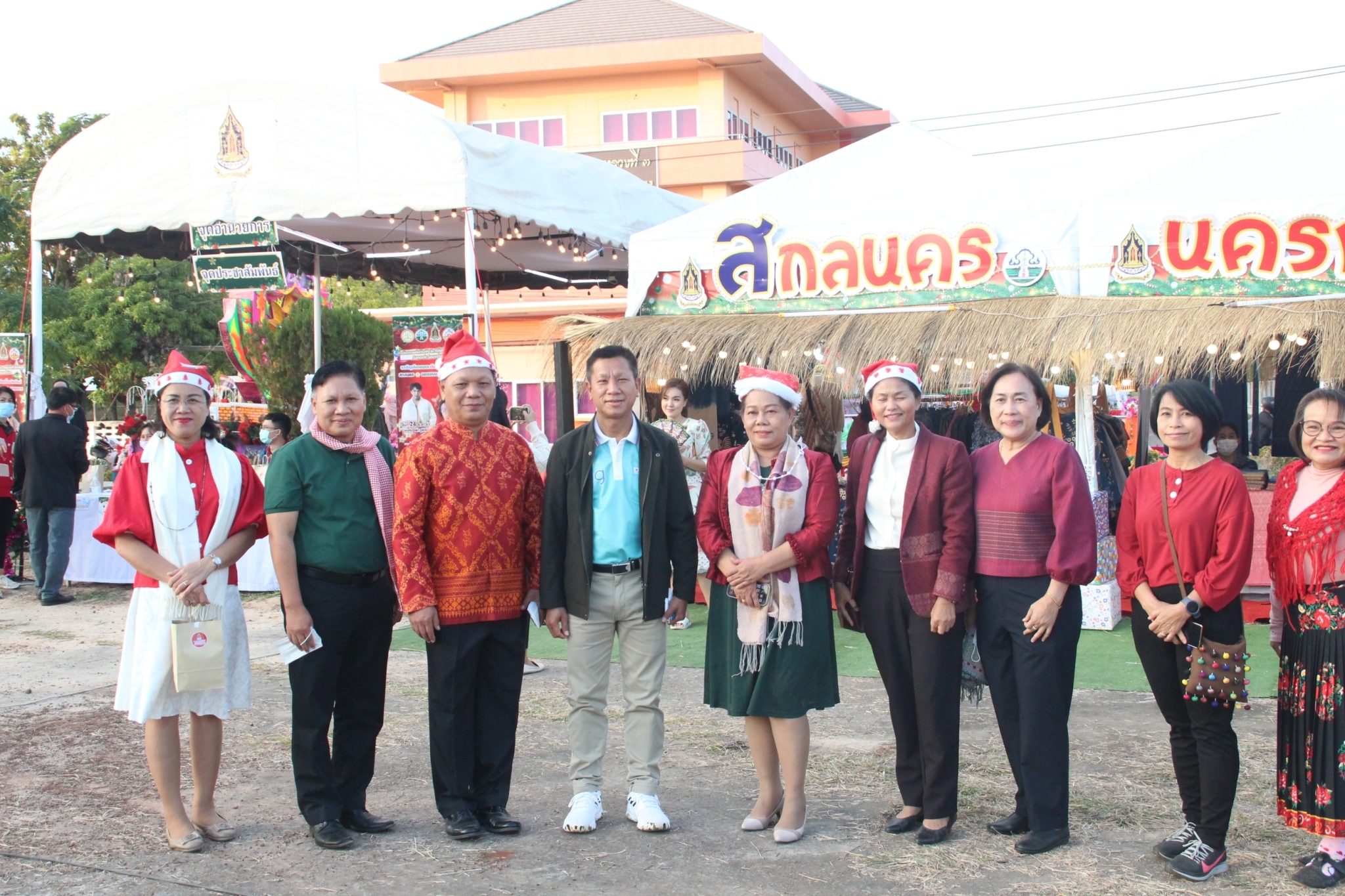 จังหวัดสกลนคร : ดำเนินงานโครงการส่งเสริมงานประเพณีฮีต 12 คอง 14 จังหวัดสกลนคร โดยสาธิตและจำหน่ายสินค้าจากชุมชนคุณธรรมและการแสดงศิลปวัฒนธรรม ในงานประเพณีแห่ดาวคริสมาสต์ ประจำปี 2565