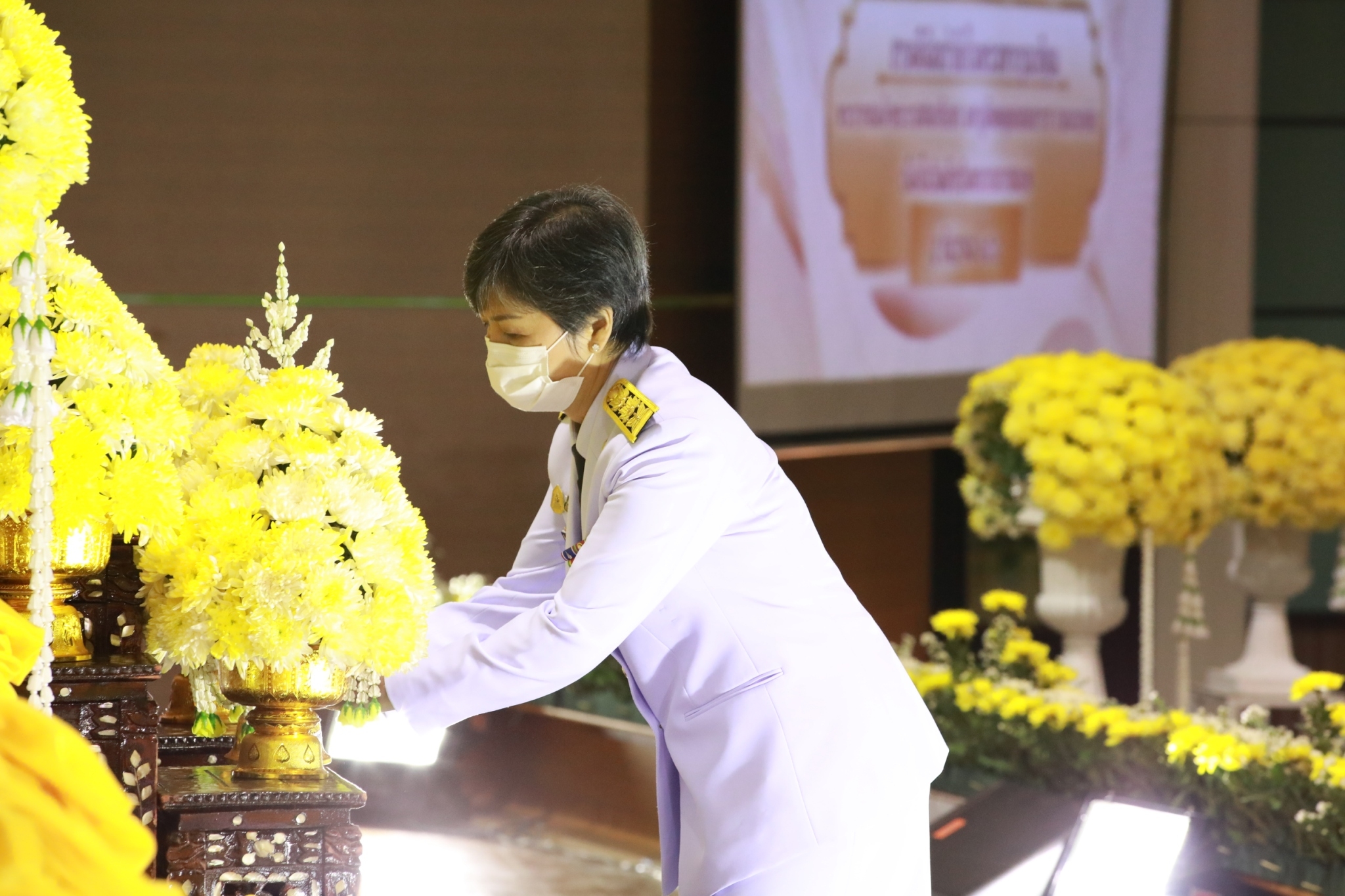 จังหวัดสกลนคร : จัดพิธีวางพานพุ่มดอกไม้และถวายบังคม เนื่องในวันพ่อแห่งชาติ
