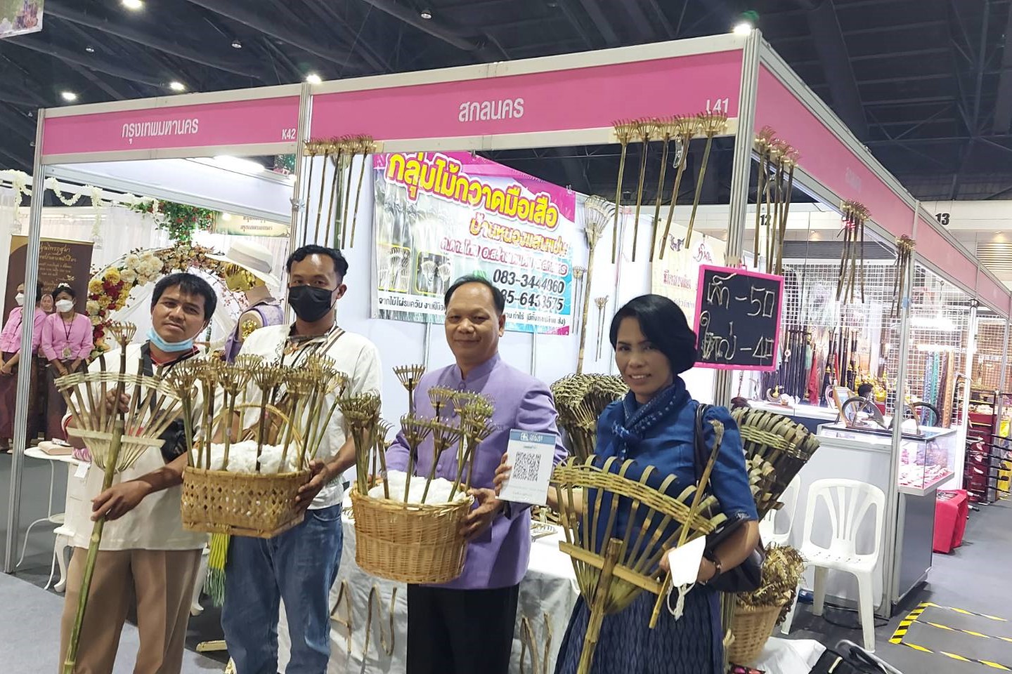 พัฒนาการจังหวัดสกลนคร : เยี่ยมให้กำลังผู้ผลิต ผู้ประกอบการ OTOP ในงาน OTOP City 2022