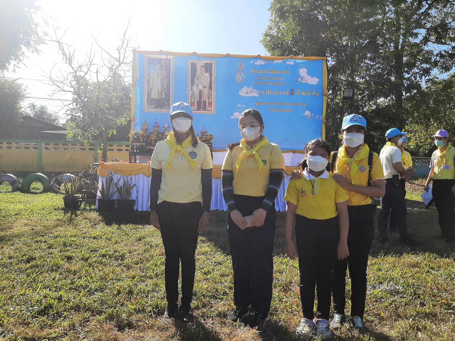 จังหวัดสกลนคร : จัดพิธีวางพานพุ่มดอกไม้และถวายบังคม เนื่องในวันพ่อแห่งชาติ