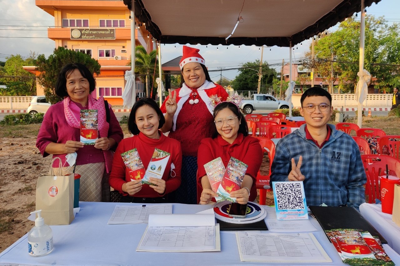 จังหวัดสกลนคร : ดำเนินงานโครงการส่งเสริมงานประเพณีฮีต 12 คอง 14 จังหวัดสกลนคร โดยสาธิตและจำหน่ายสินค้าจากชุมชนคุณธรรมและการแสดงศิลปวัฒนธรรม ในงานประเพณีแห่ดาวคริสมาสต์ ประจำปี 2565