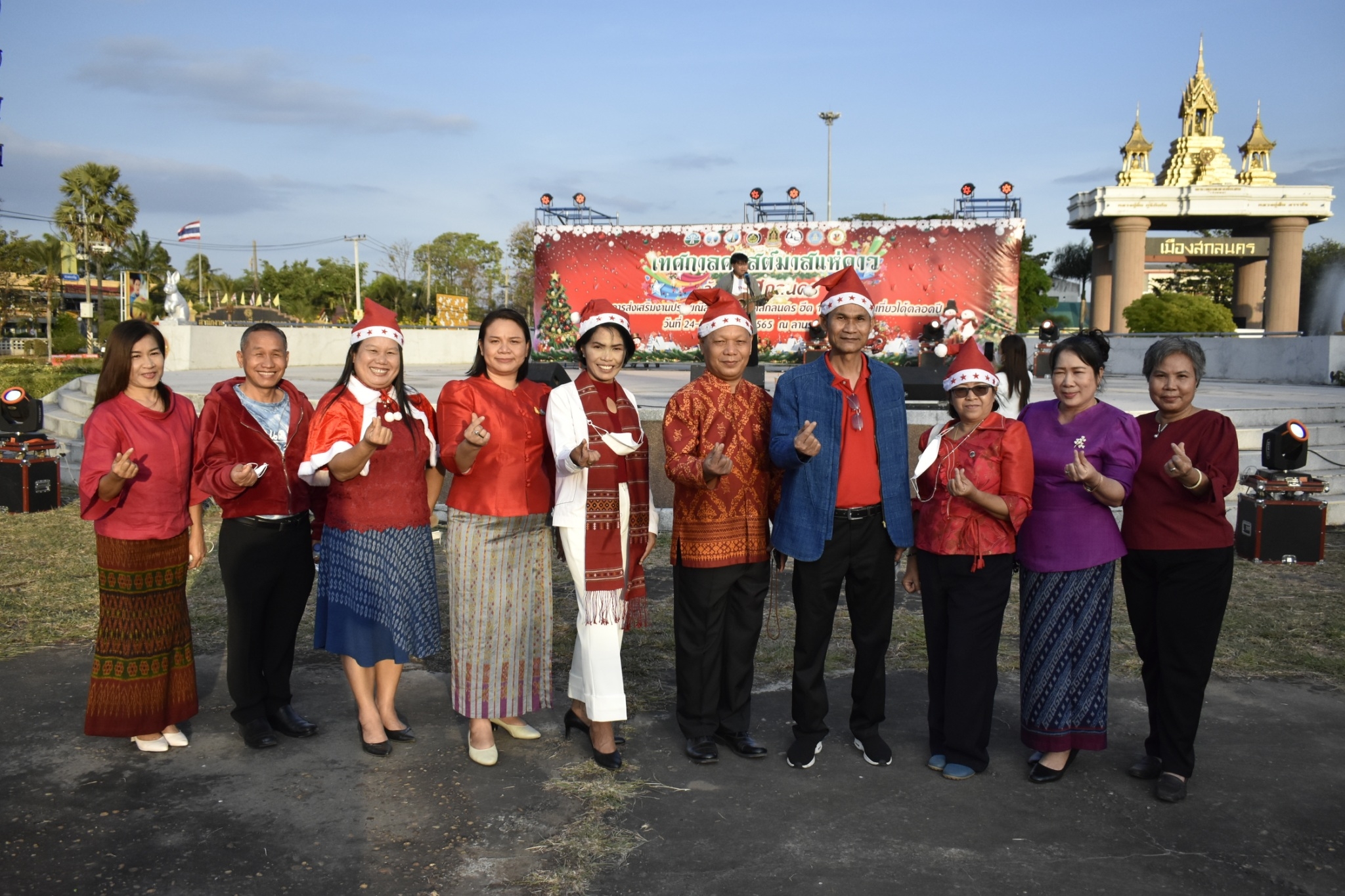 จังหวัดสกลนคร : ดำเนินงานโครงการส่งเสริมงานประเพณีฮีต 12 คอง 14 จังหวัดสกลนคร โดยสาธิตและจำหน่ายสินค้าจากชุมชนคุณธรรมและการแสดงศิลปวัฒนธรรม ในงานประเพณีแห่ดาวคริสมาสต์ ประจำปี 2565