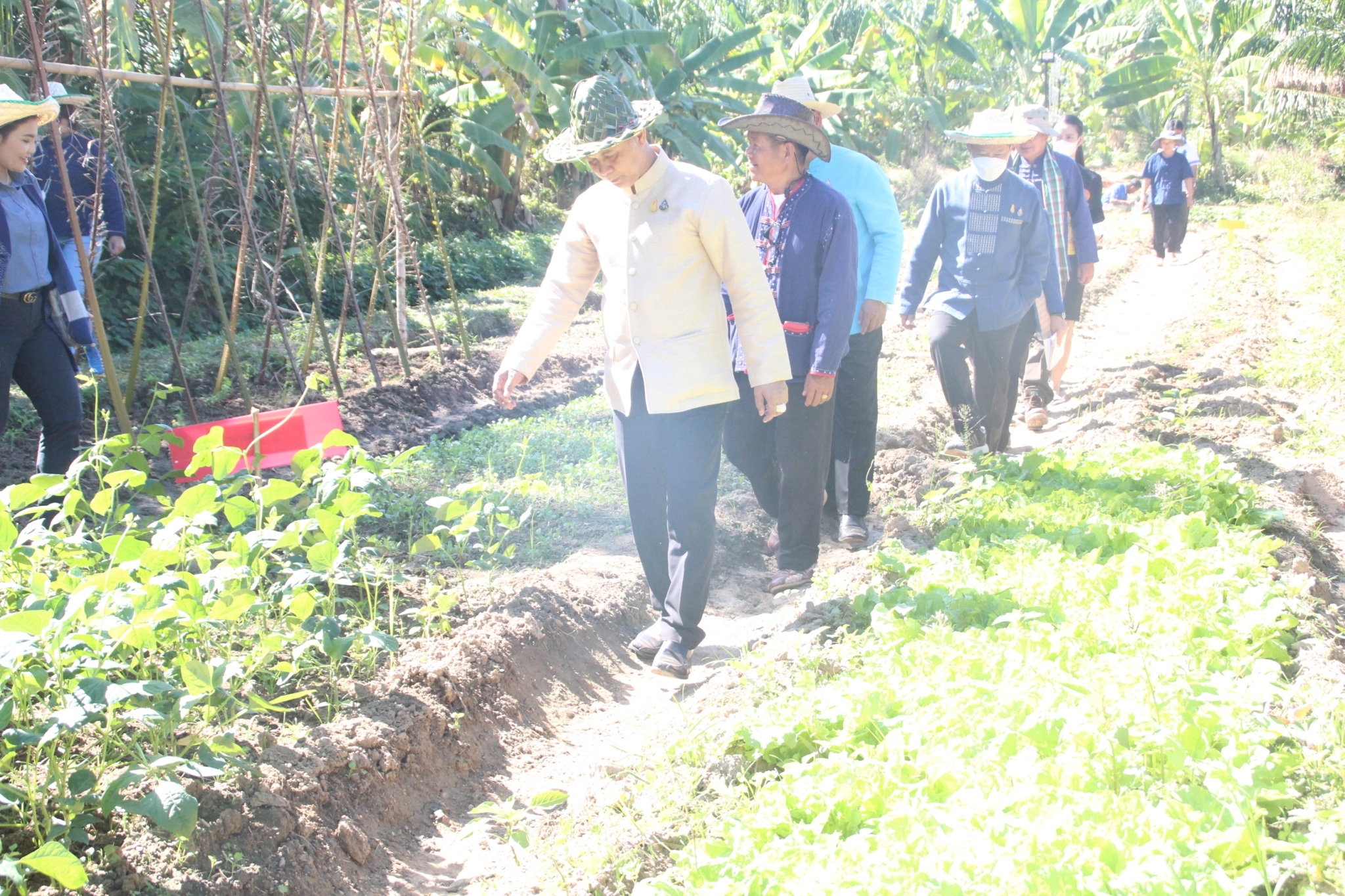 รองอธิบดีกรมการพัฒนาชุมชน กระทรวงมหาดไทย :  ติดตามการดำเนินงานศูนย์เรียนรู้ทฤษฎีใหม่รูปแบบ “โคก หนอง นา  พัฒนาชุมชน“ ในเขตพื้นที่ จังหวัดสกลนคร  เพื่อเตรียมความพร้อมใช้เป็นสถานที่ปฎิบัติธรรมและเผยแพร่พระพุทธศาสนาแก่พุทธศาสนิกชน  พร้อมใช้เป็นสถานที่อบรมอาชีพแก่ครัวเรือนผู้ด้อยโอกาส