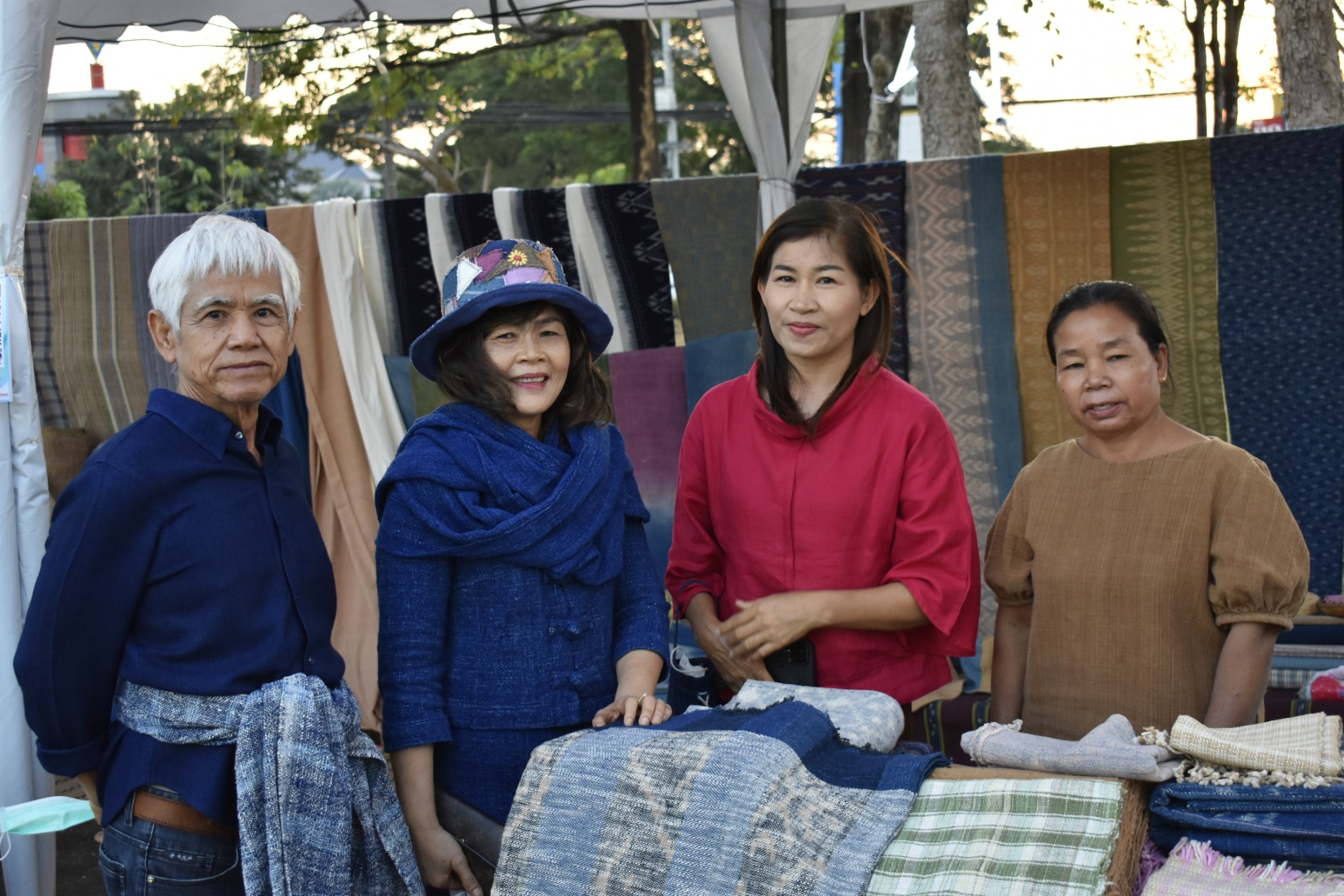 จังหวัดสกลนคร : ดำเนินงานโครงการส่งเสริมงานประเพณีฮีต 12 คอง 14 จังหวัดสกลนคร โดยสาธิตและจำหน่ายสินค้าจากชุมชนคุณธรรมและการแสดงศิลปวัฒนธรรม ในงานประเพณีแห่ดาวคริสมาสต์ ประจำปี 2565