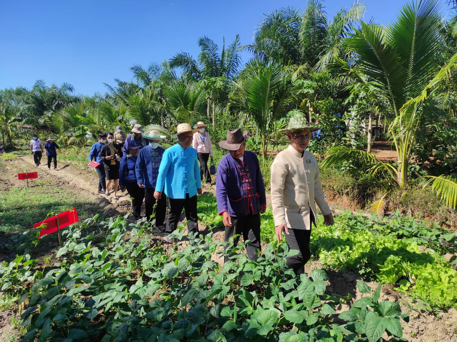 รองอธิบดีกรมการพัฒนาชุมชน กระทรวงมหาดไทย :  ติดตามการดำเนินงานศูนย์เรียนรู้ทฤษฎีใหม่รูปแบบ “โคก หนอง นา  พัฒนาชุมชน“ ในเขตพื้นที่ จังหวัดสกลนคร  เพื่อเตรียมความพร้อมใช้เป็นสถานที่ปฎิบัติธรรมและเผยแพร่พระพุทธศาสนาแก่พุทธศาสนิกชน  พร้อมใช้เป็นสถานที่อบรมอาชีพแก่ครัวเรือนผู้ด้อยโอกาส