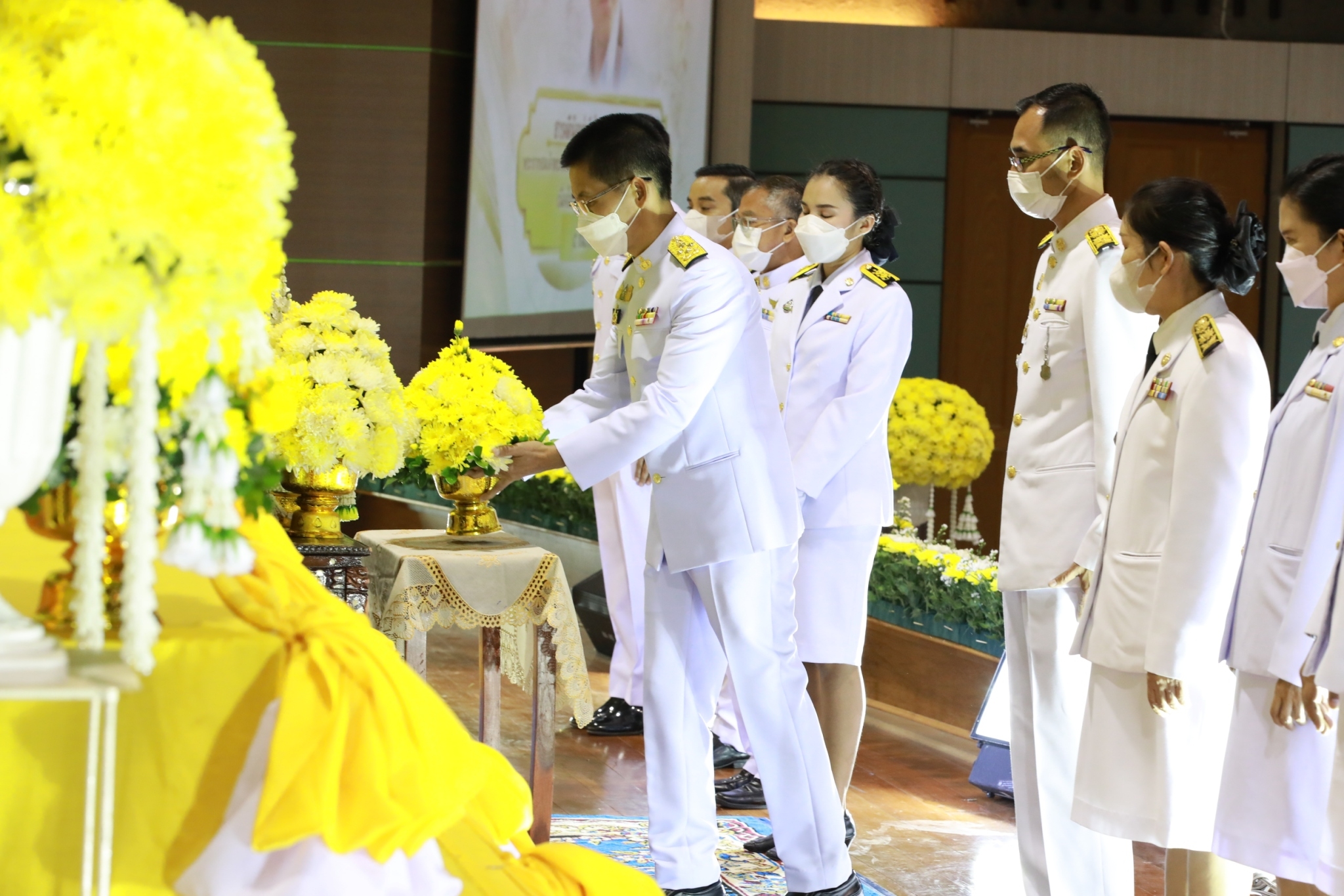 จังหวัดสกลนคร : จัดพิธีวางพานพุ่มดอกไม้และถวายบังคม เนื่องในวันพ่อแห่งชาติ