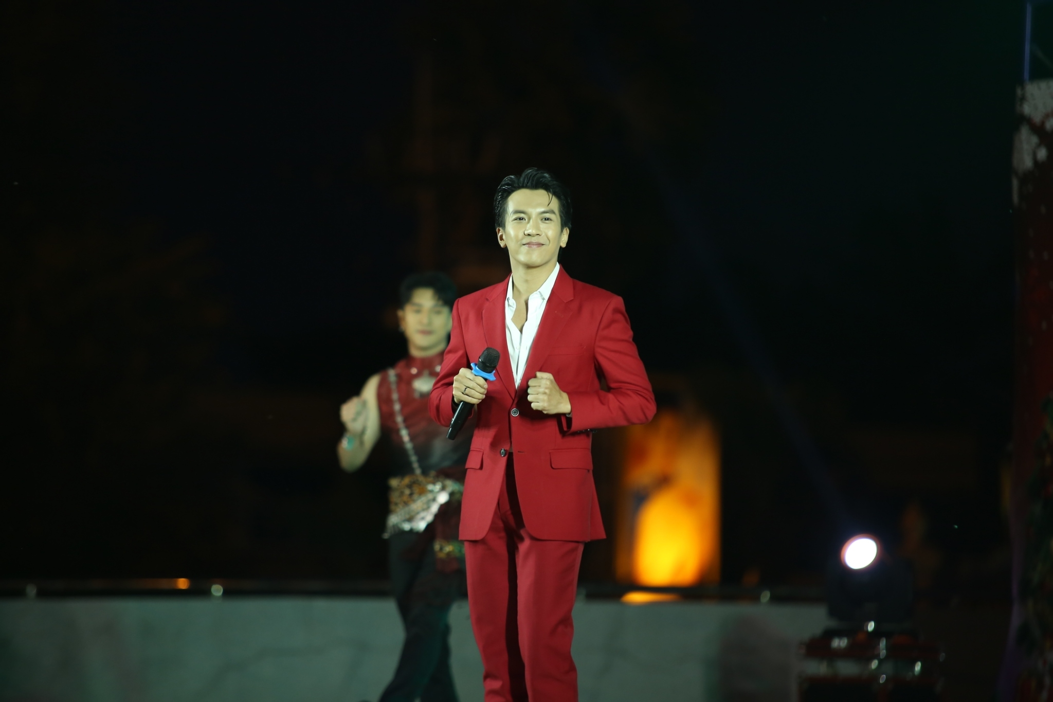 จังหวัดสกลนคร : ดำเนินงานโครงการส่งเสริมงานประเพณีฮีต 12 คอง 14 จังหวัดสกลนคร โดยสาธิตและจำหน่ายสินค้าจากชุมชนคุณธรรมและการแสดงศิลปวัฒนธรรม ในงานประเพณีแห่ดาวคริสมาสต์ ประจำปี 2565