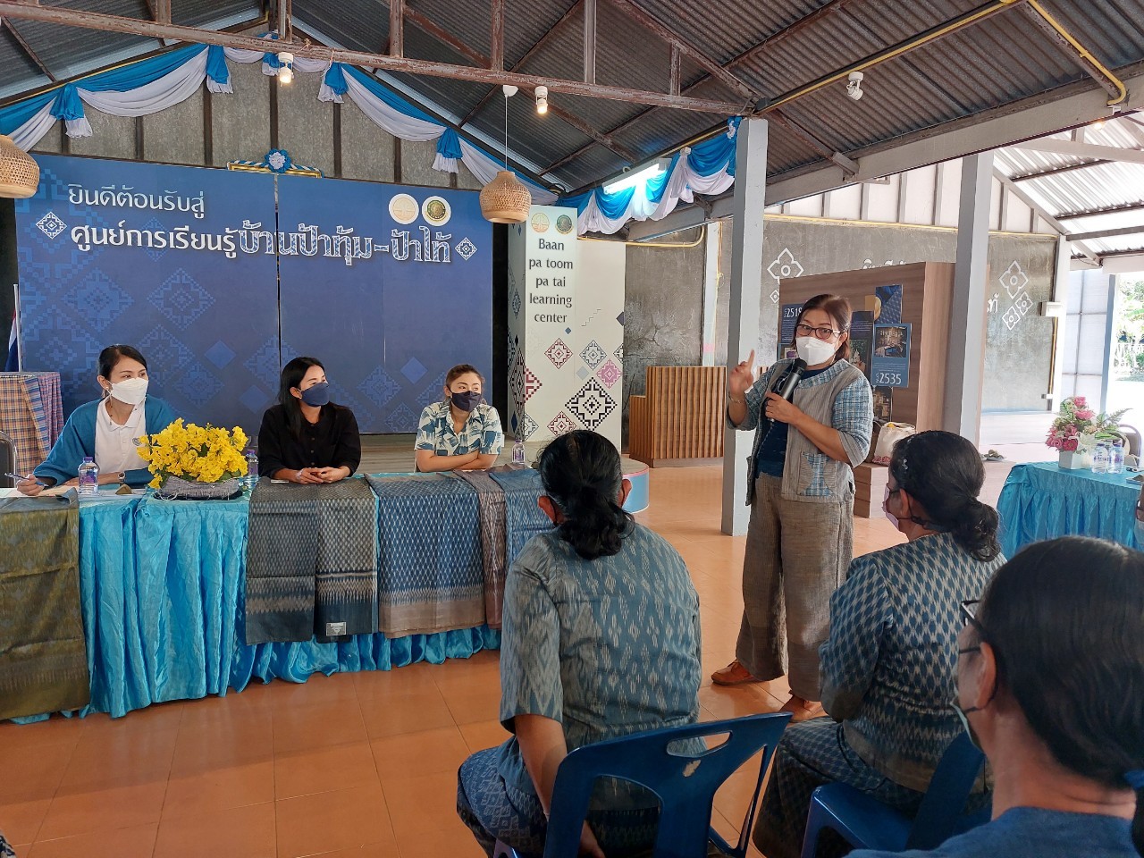 กรมการพัฒนาชุมชน กระทรวงมหาดไทย : ดำเนินงานโครงการสืบสานภูมิปัญญา การทอผ้าและถอดองค์ความรู้สำคัญเกี่ยวกับการพัฒนาผ้าไหมไทย ในเขตพื้นที่จังหวัดสกลนคร