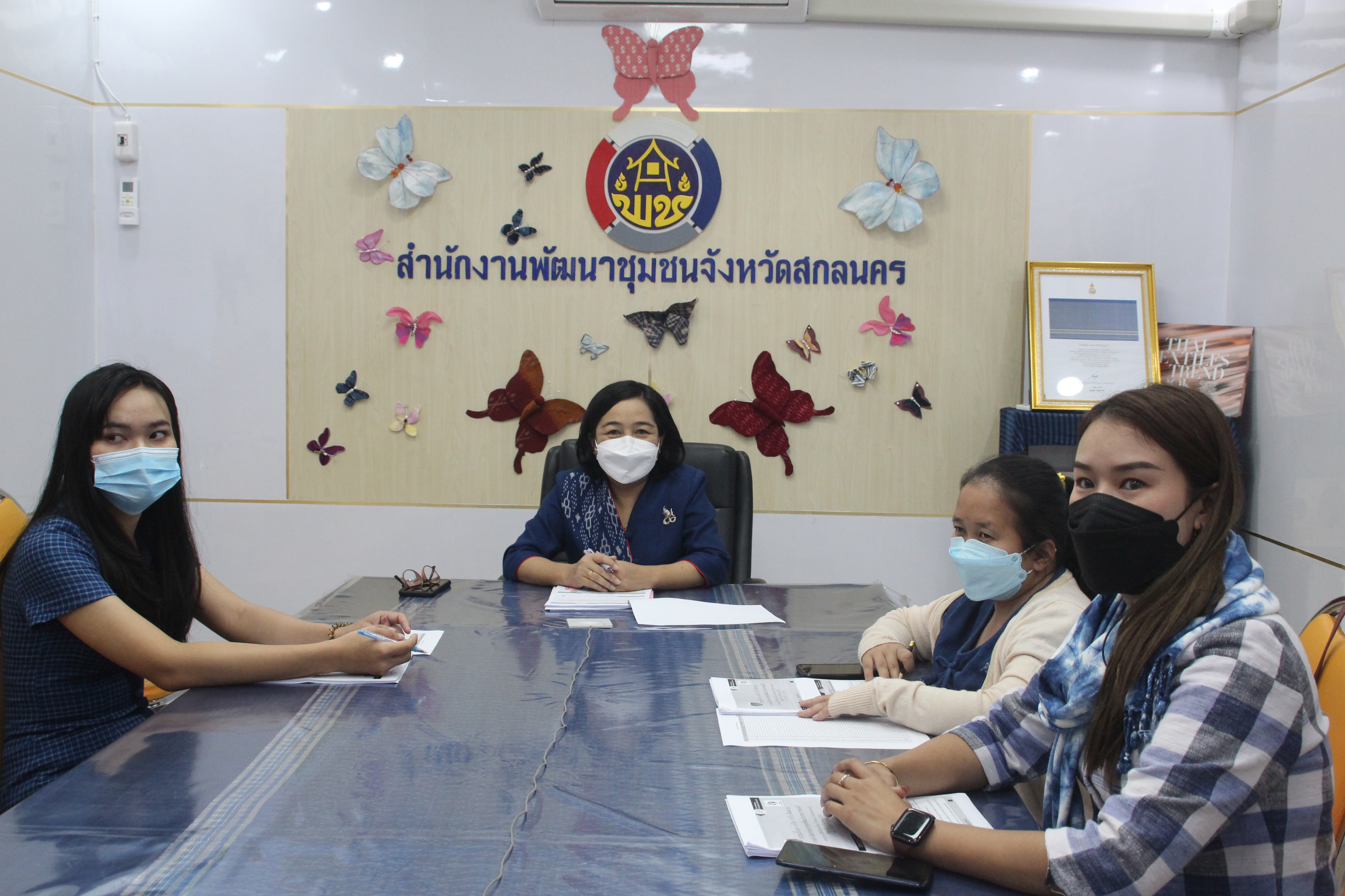 พช.สกลนคร : ร่วมประชุมชี้แจง เร่งรัด กำกับ ติดตาม การดำเนินงานกองทุนพัฒนาบทบาทสตรี ผ่านระบบ Conference