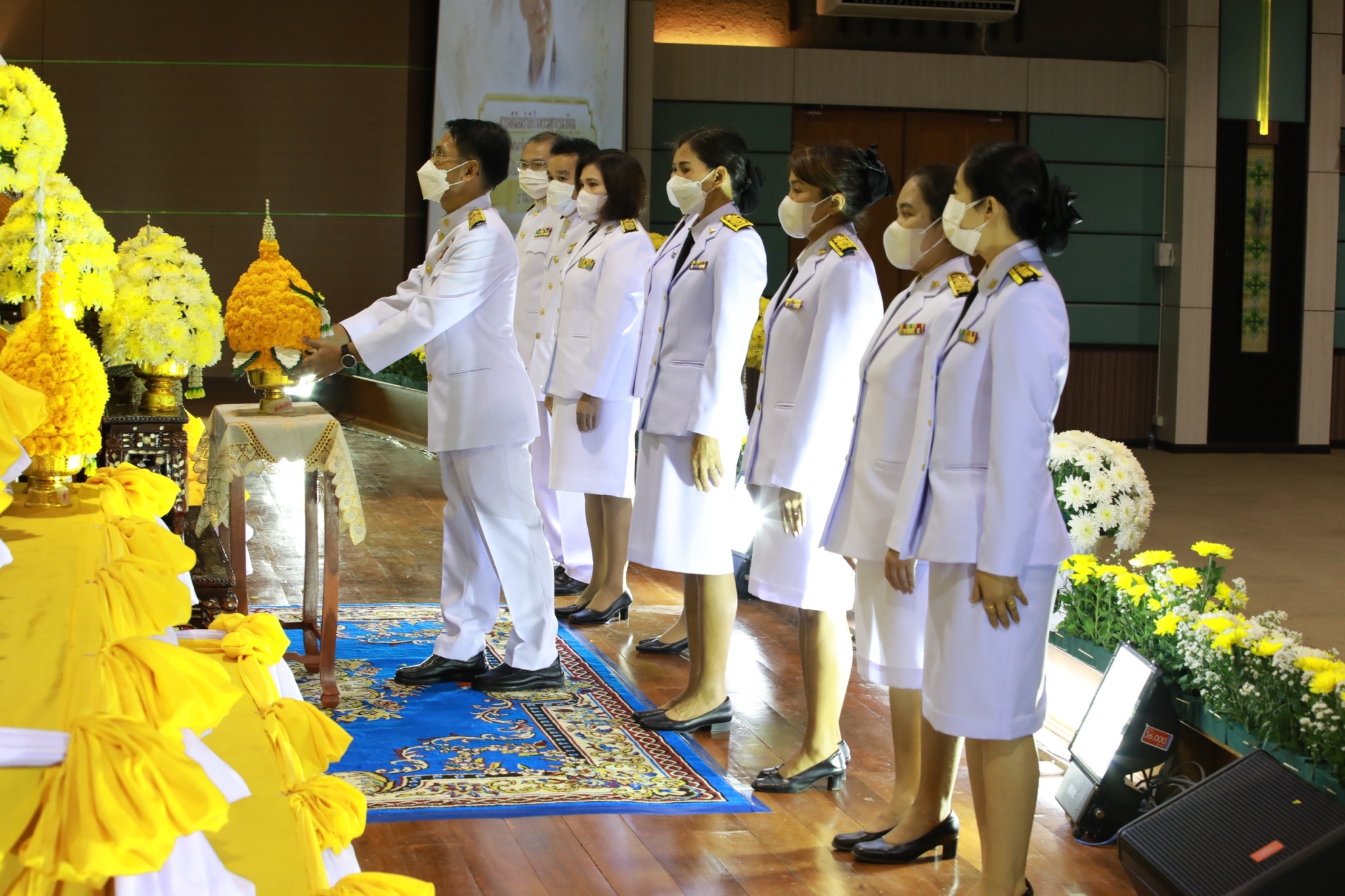 จังหวัดสกลนคร : จัดพิธีวางพานพุ่มดอกไม้และถวายบังคม เนื่องในวันพ่อแห่งชาติ