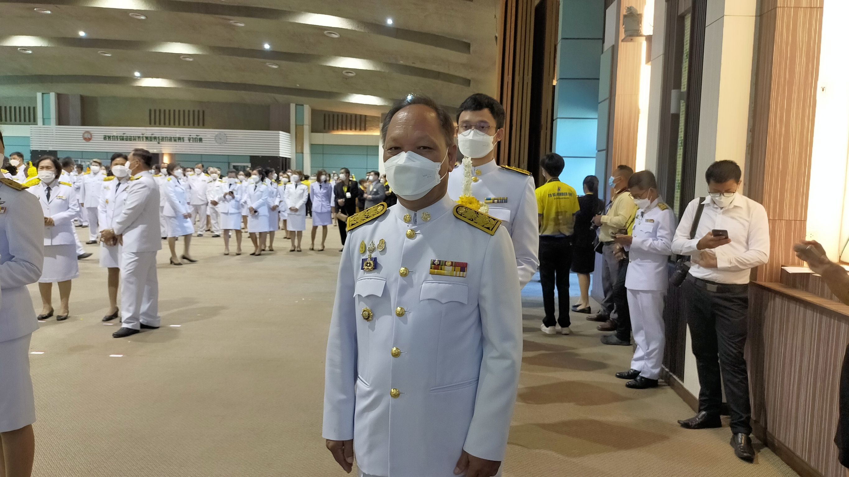 จังหวัดสกลนคร : จัดพิธีวางพานพุ่มดอกไม้และถวายบังคม เนื่องในวันพ่อแห่งชาติ