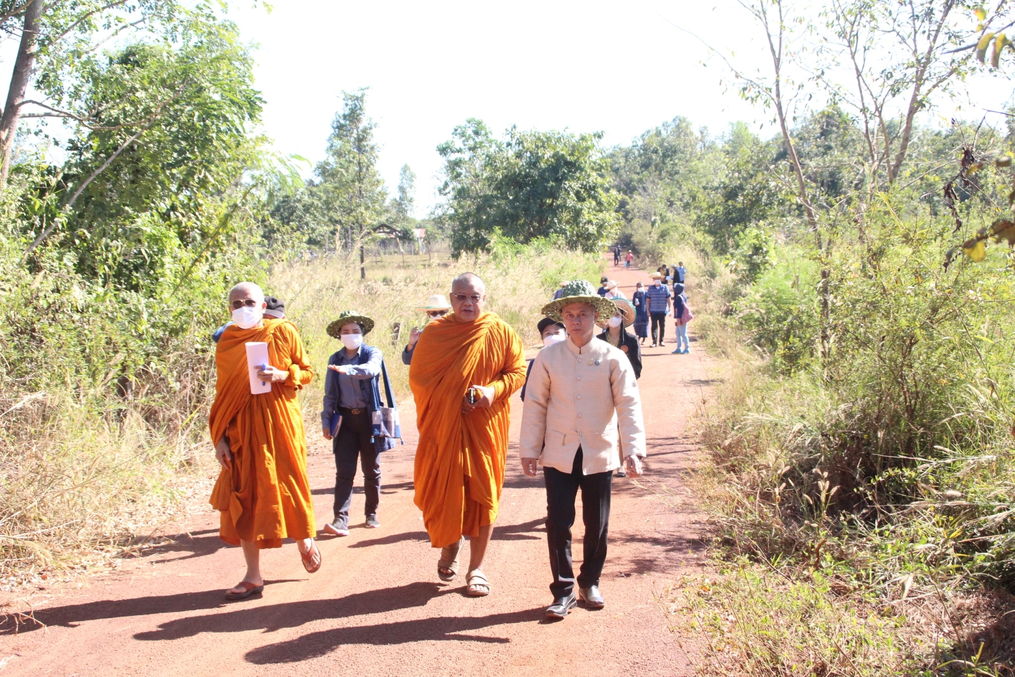รองอธิบดีกรมการพัฒนาชุมชน กระทรวงมหาดไทย :  ติดตามการดำเนินงานศูนย์เรียนรู้ทฤษฎีใหม่รูปแบบ “โคก หนอง นา  พัฒนาชุมชน“ ในเขตพื้นที่ จังหวัดสกลนคร  เพื่อเตรียมความพร้อมใช้เป็นสถานที่ปฎิบัติธรรมและเผยแพร่พระพุทธศาสนาแก่พุทธศาสนิกชน  พร้อมใช้เป็นสถานที่อบรมอาชีพแก่ครัวเรือนผู้ด้อยโอกาส