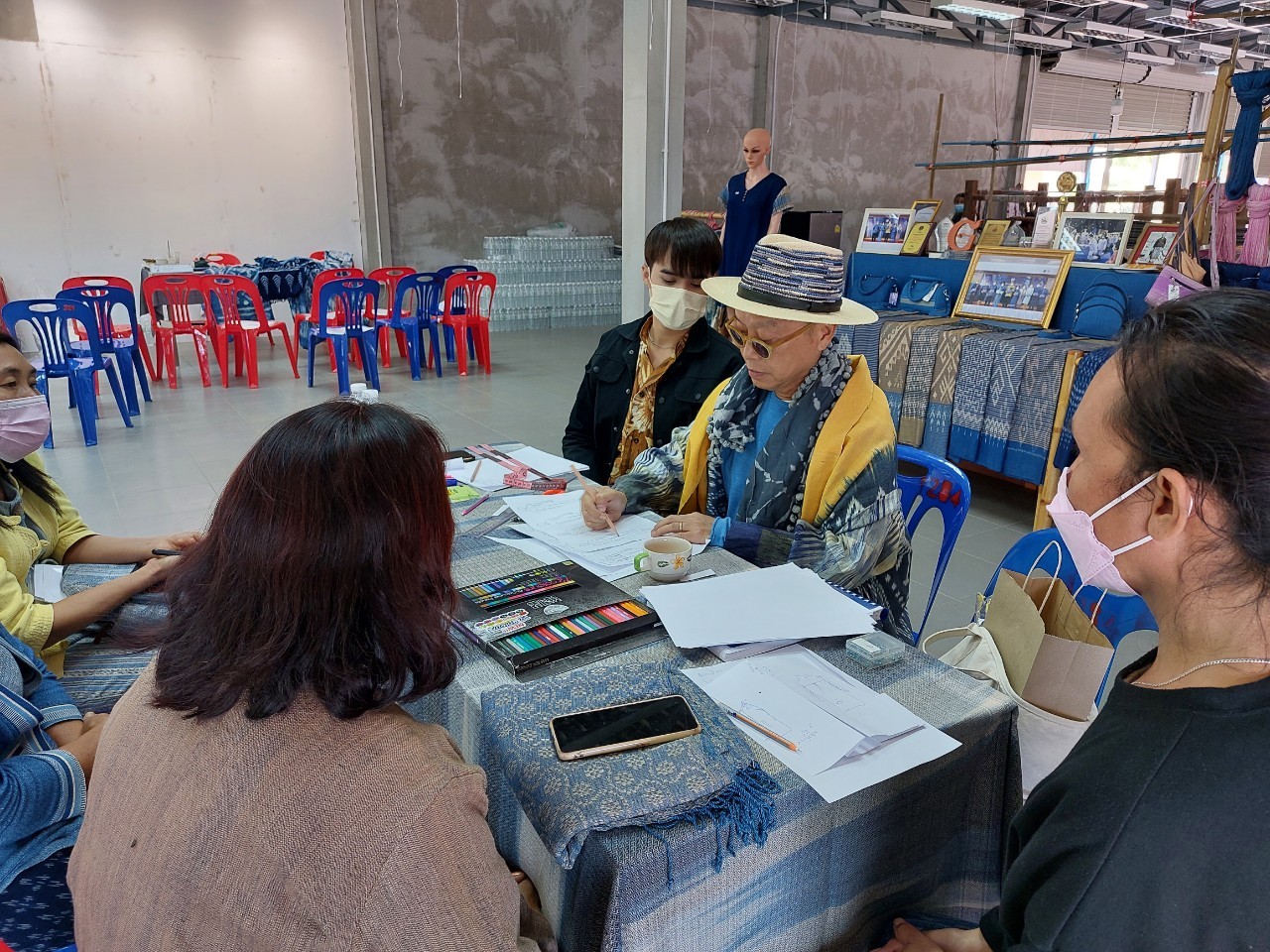 กรมการพัฒนาชุมชน กระทรวงมหาดไทย : ดำเนินงานโครงการพัฒนารูปแบบผลิตภัณฑ์ผ้าบ้านดอนกอย “ดอนกอยโมเดล” สู่ตลาดสากล