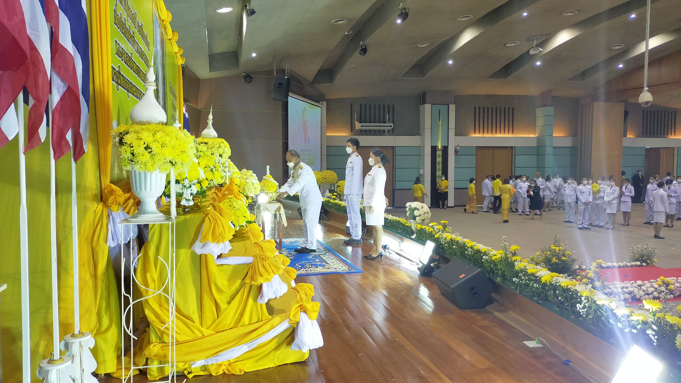 จังหวัดสกลนคร : จัดพิธีวางพานพุ่มดอกไม้และถวายบังคม เนื่องในวันพ่อแห่งชาติ