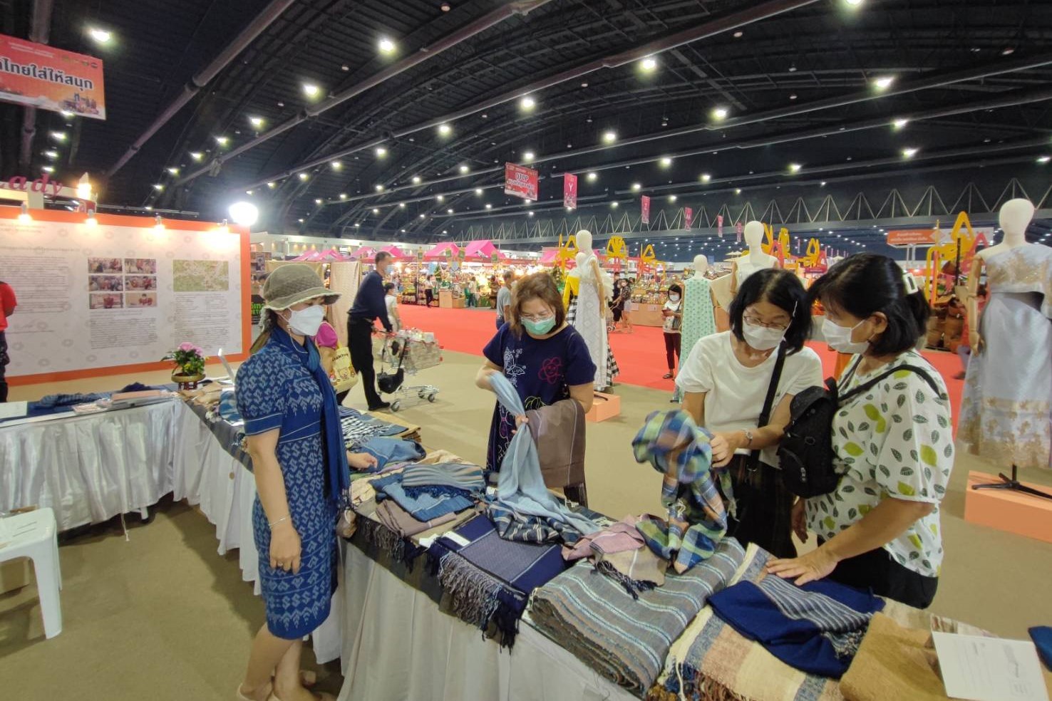จังหวัดสกลนคร : ส่งเสริมสนับสนุนกลุ่มผู้ผลิต/ผู้ประกอบการ OTOP เข้าร่วมจัดแสดงและจำหน่ายผลิตภัณฑ์ เพื่อเพิ่มรายได้ ในงาน OTOP City 2022