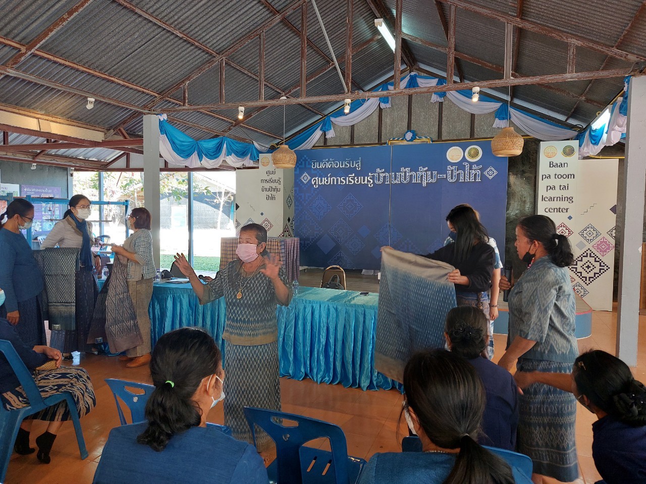 กรมการพัฒนาชุมชน กระทรวงมหาดไทย : ดำเนินงานโครงการสืบสานภูมิปัญญา การทอผ้าและถอดองค์ความรู้สำคัญเกี่ยวกับการพัฒนาผ้าไหมไทย ในเขตพื้นที่จังหวัดสกลนคร