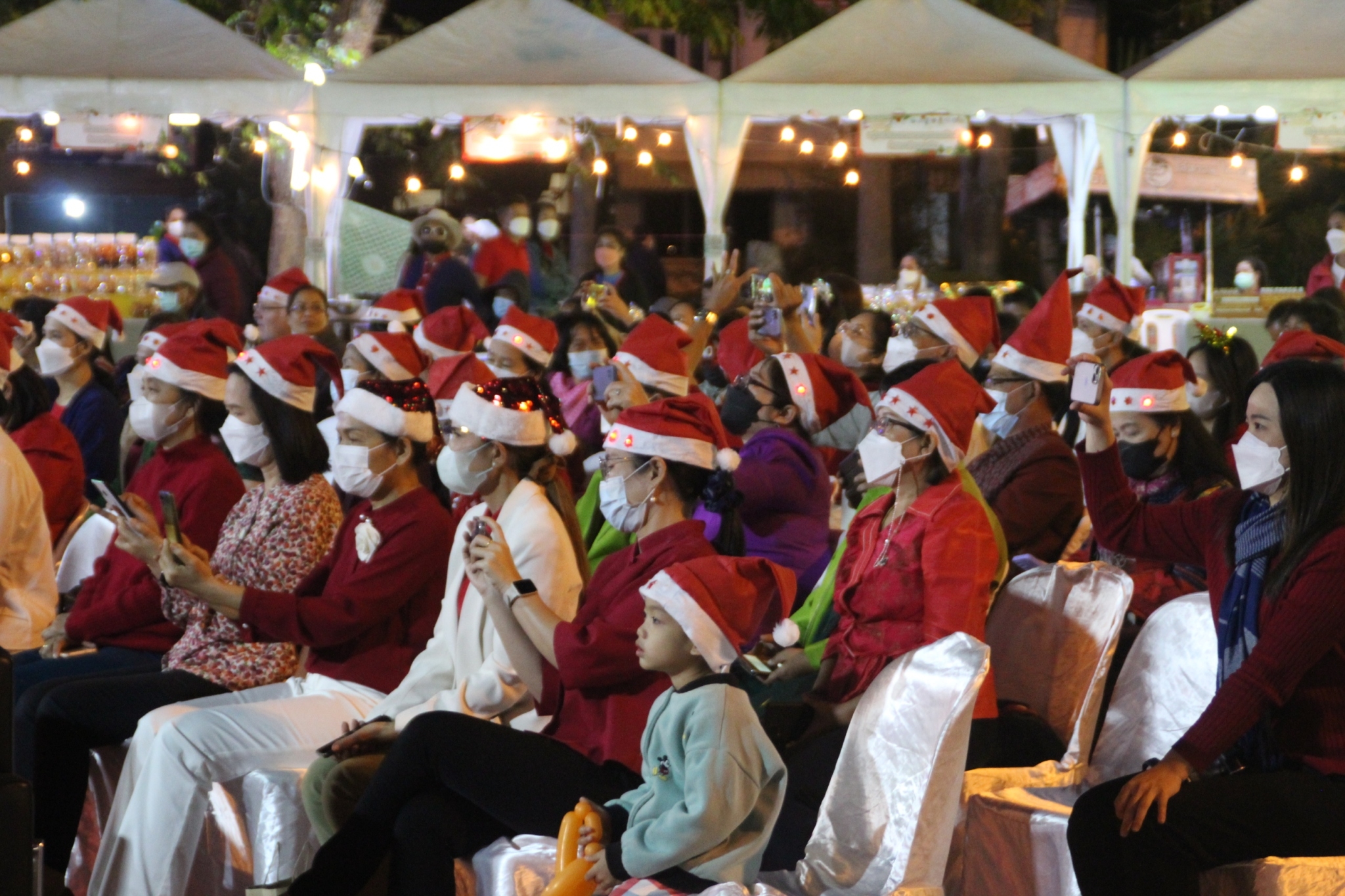 จังหวัดสกลนคร : ดำเนินงานโครงการส่งเสริมงานประเพณีฮีต 12 คอง 14 จังหวัดสกลนคร โดยสาธิตและจำหน่ายสินค้าจากชุมชนคุณธรรมและการแสดงศิลปวัฒนธรรม ในงานประเพณีแห่ดาวคริสมาสต์ ประจำปี 2565